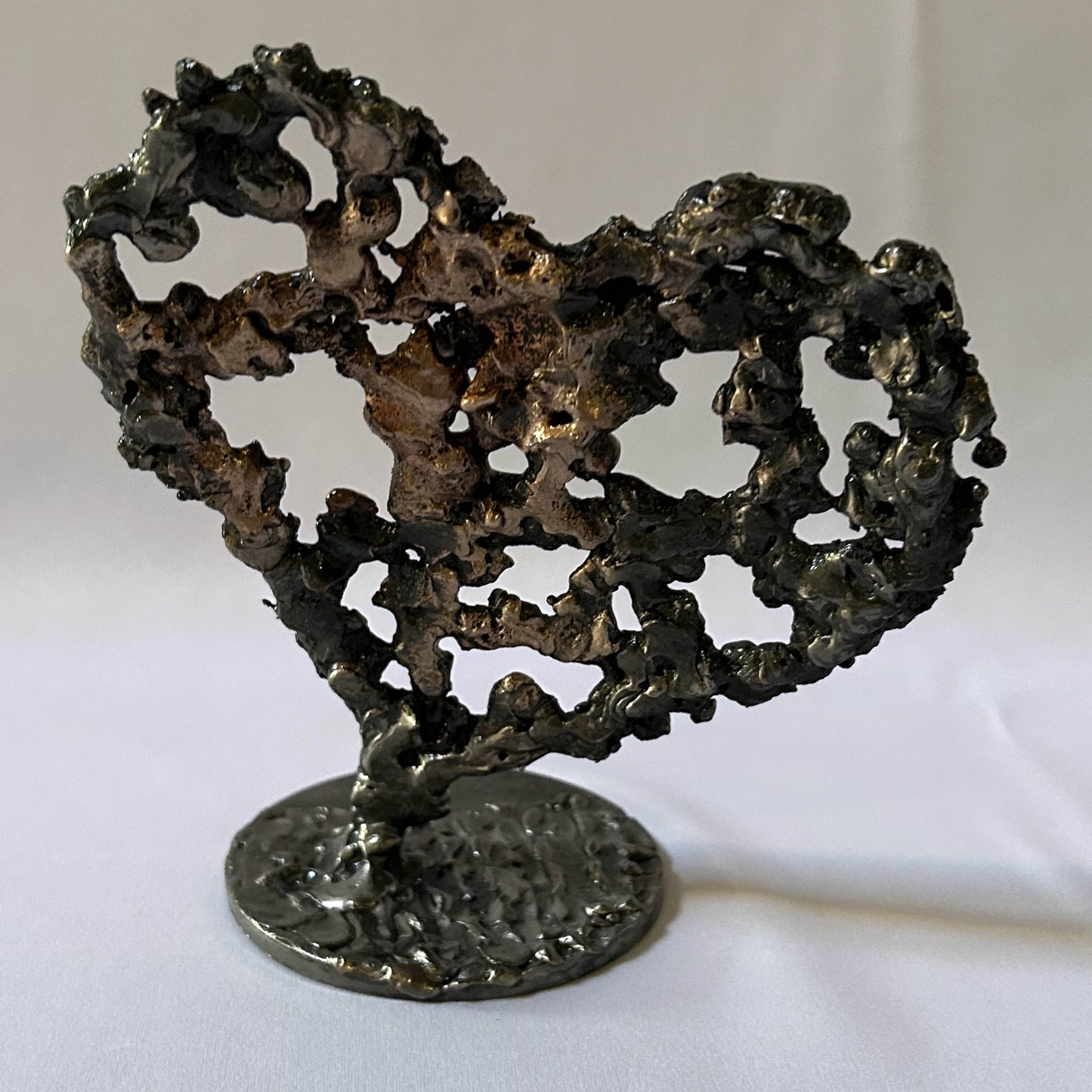 Sculpture de Philippe Buil représentant un coeur réalisée en dentelle de métal : acier et bronze