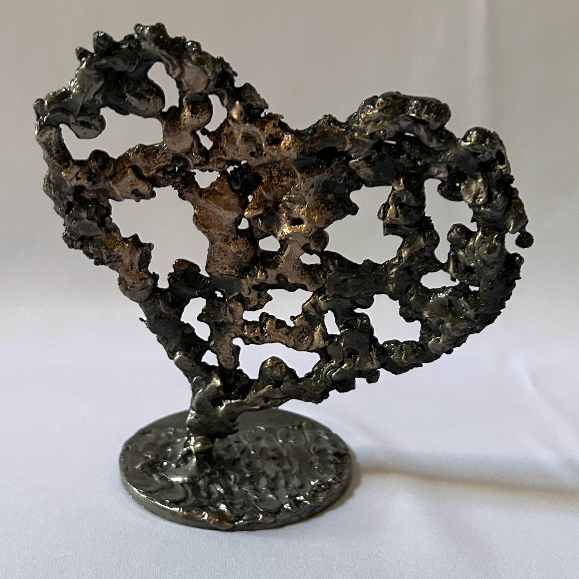 Sculpture de Philippe Buil représentant un coeur réalisée en dentelle de métal : acier et bronze