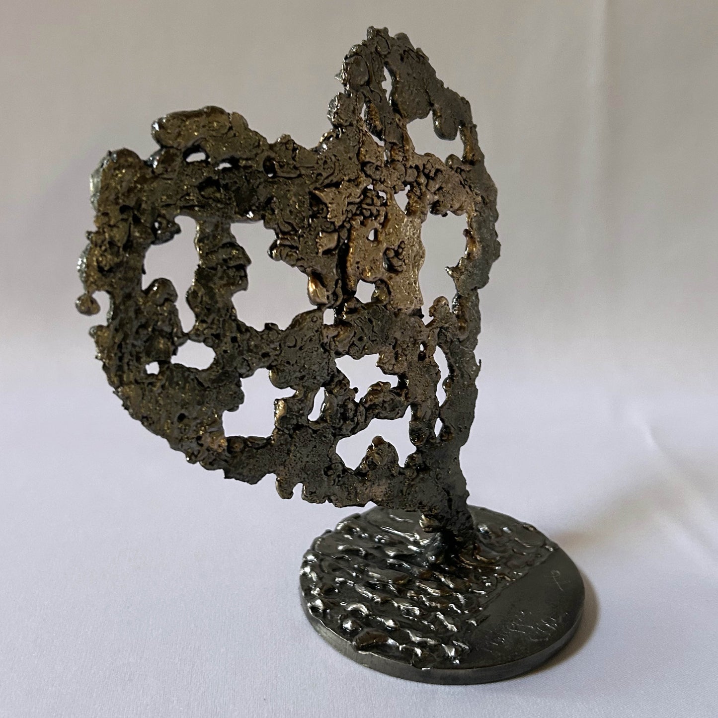 Sculpture de Philippe Buil représentant un coeur réalisée en dentelle de métal : acier et bronze