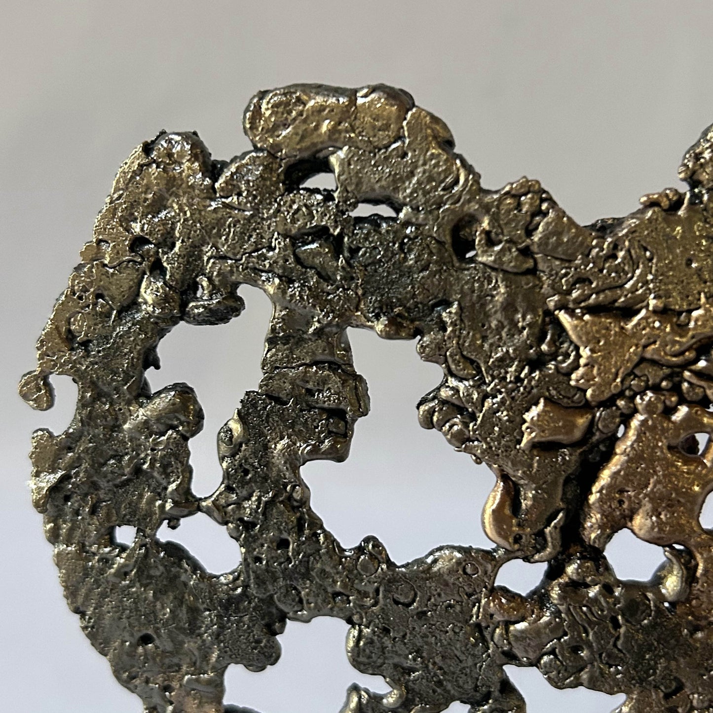 Sculpture de Philippe Buil représentant un coeur réalisée en dentelle de métal : acier et bronze