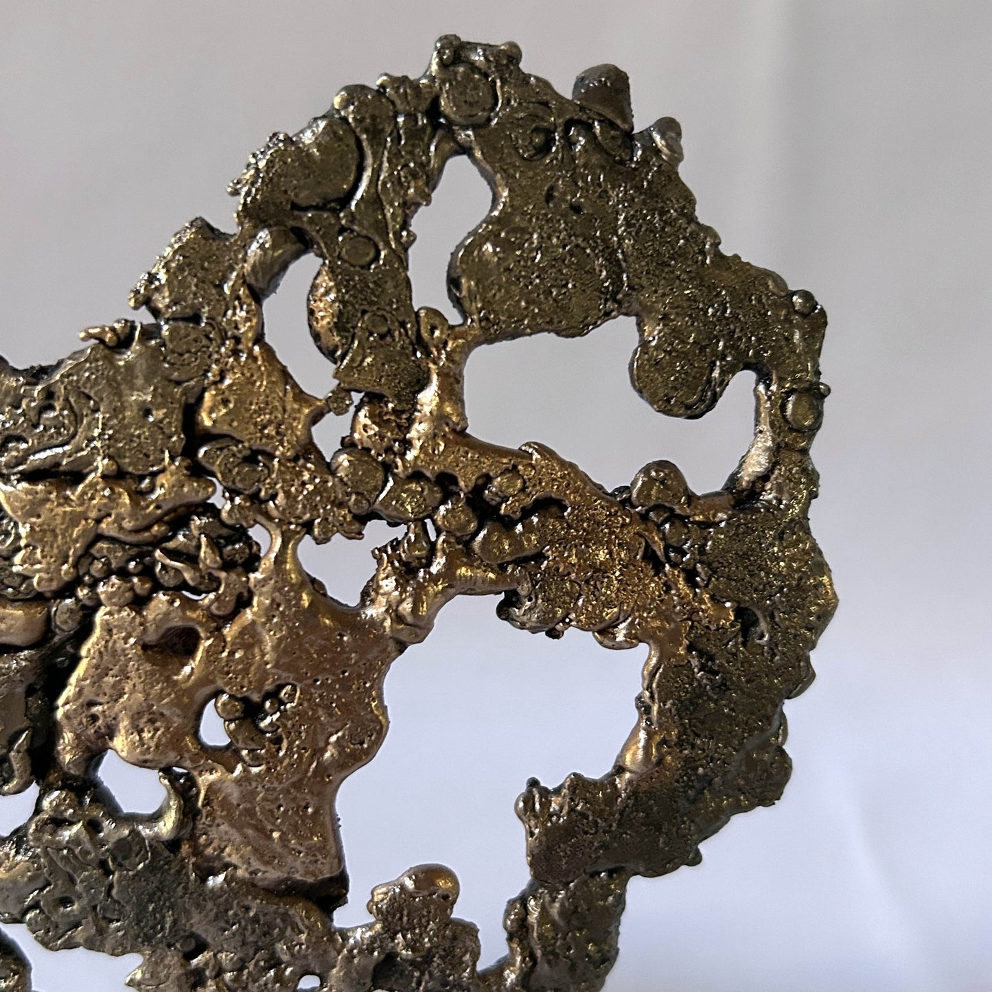 Sculpture de Philippe Buil représentant un coeur réalisée en dentelle de métal : acier et bronze