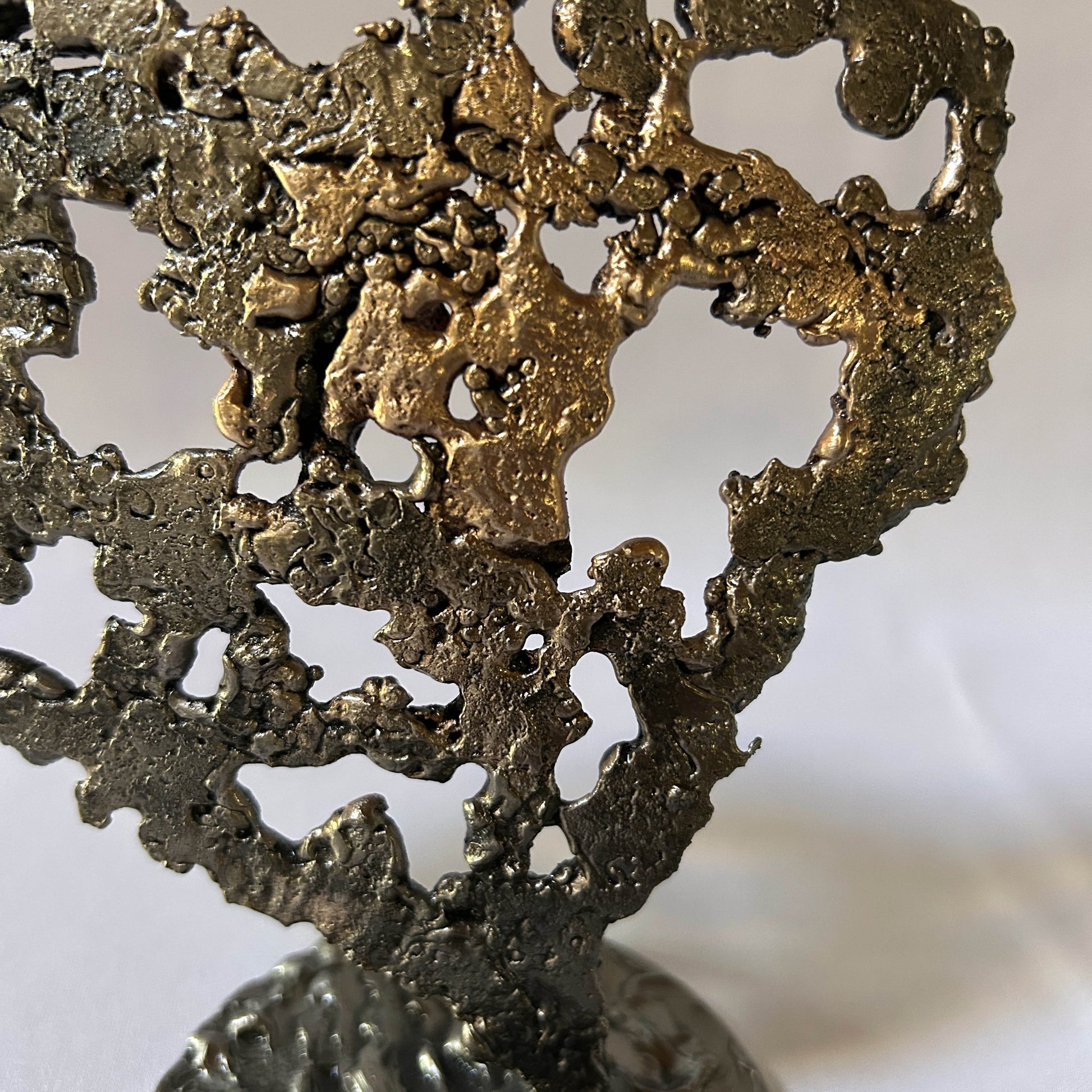 Sculpture de Philippe Buil représentant un coeur réalisée en dentelle de métal : acier et bronze