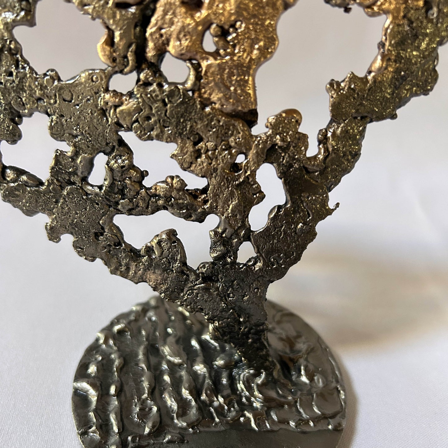 Sculpture de Philippe Buil représentant un coeur réalisée en dentelle de métal : acier et bronze