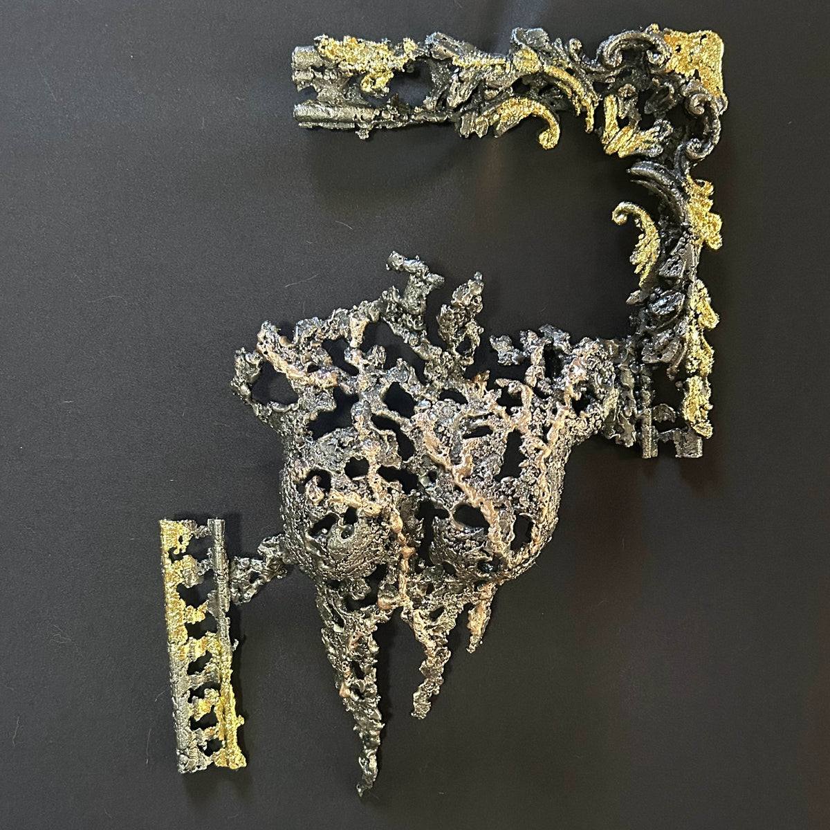 La Splendeur du Temps, sculpture murale avec buste féminin en métal et cadre ornemental doré