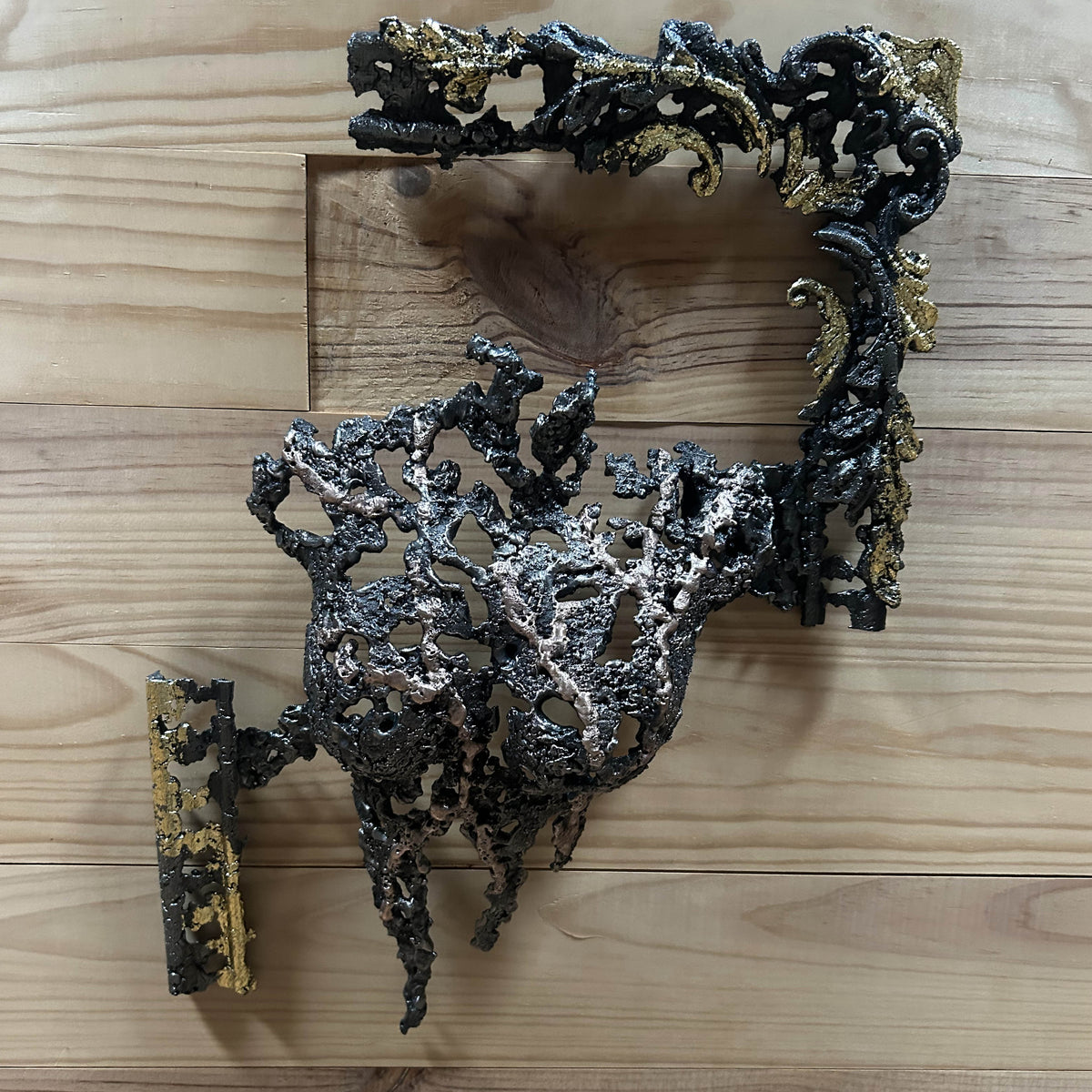La Splendeur du Temps accrochée sur un mur en bois
