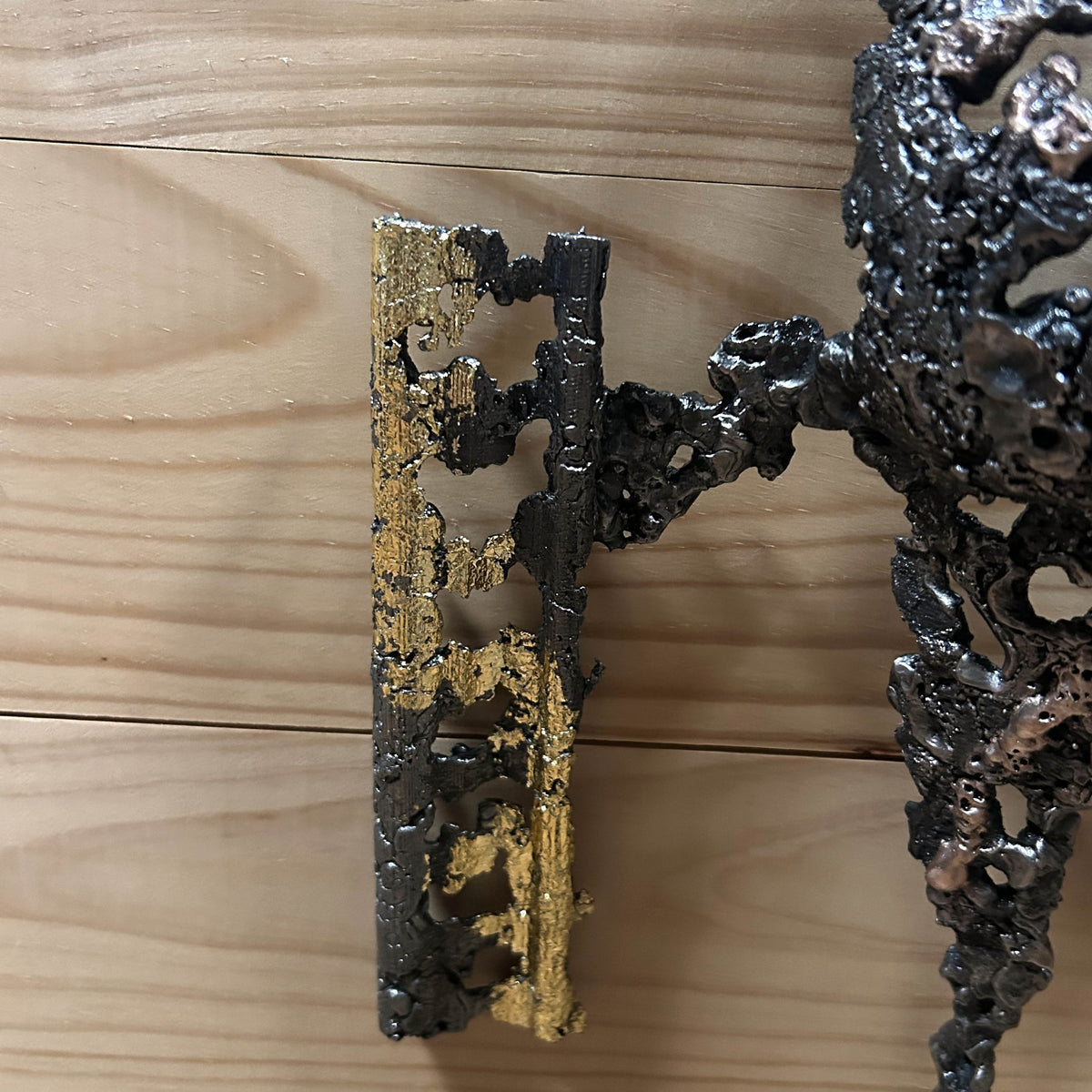 Gros plan sur les ornements dorés et la texture de la dentelle de métal