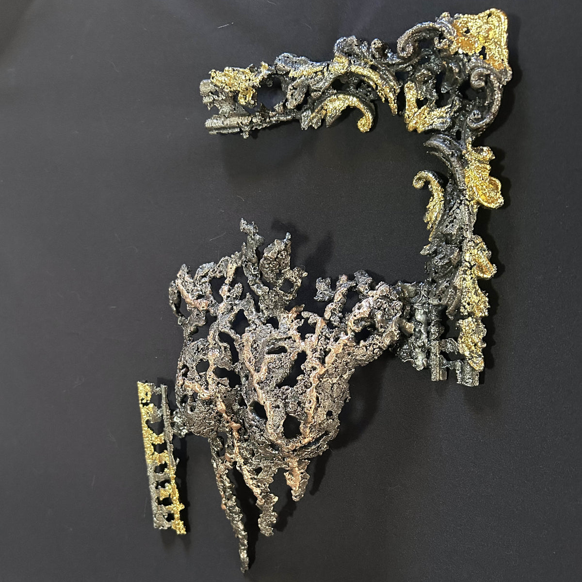 Profil droit de la sculpture murale La Splendeur du Temps et profondeur de la dentelle de métal