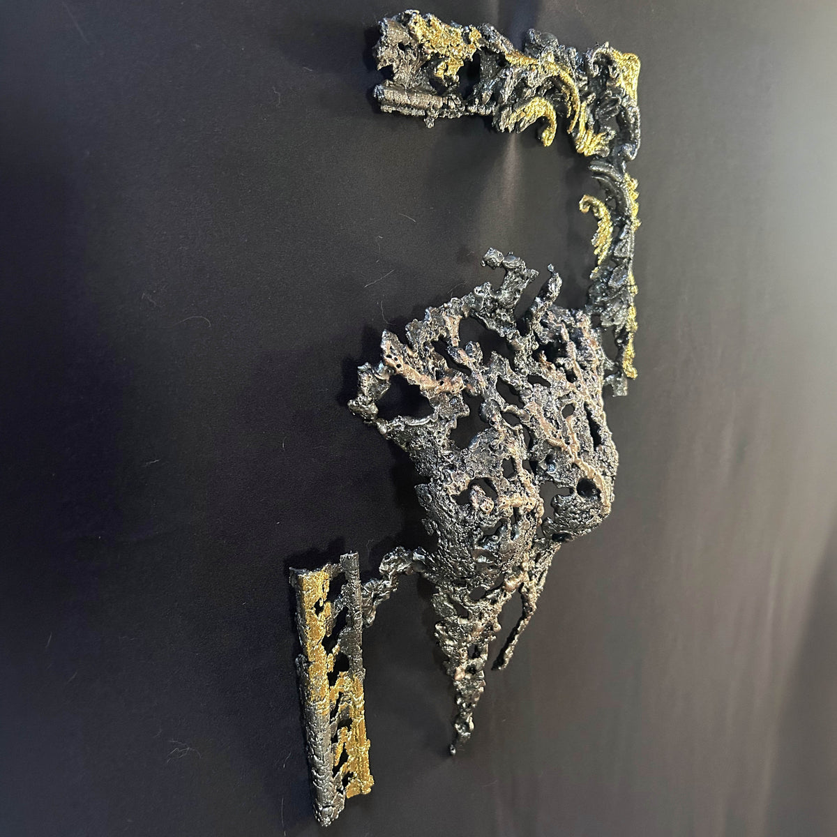 Profil droit de la sculpture murale La Splendeur du Temps et profondeur de la dentelle de métal