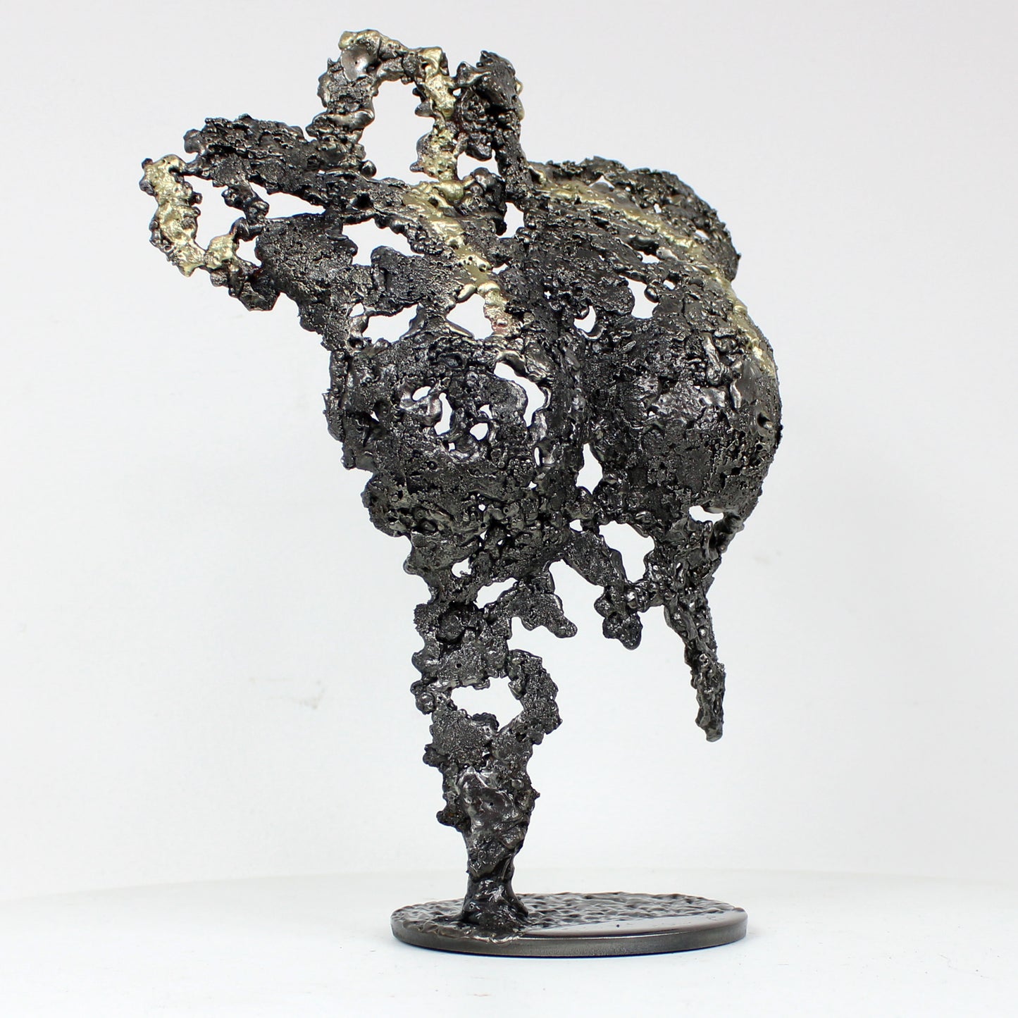 Pavarti Incertitude - Sculpture métal Corps femme dentelle acier et laiton