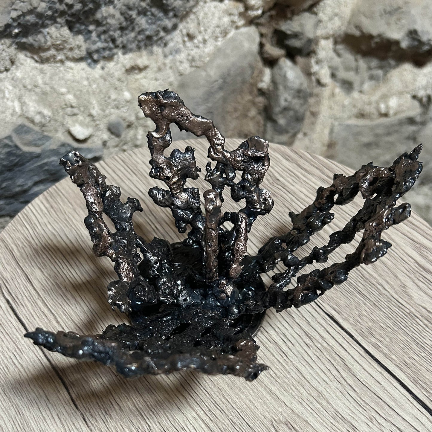 Cette œuvre unique de Philippe Buil, réalisée en dentelle de métal, capture la délicatesse et la force d’une fleur épanouie.