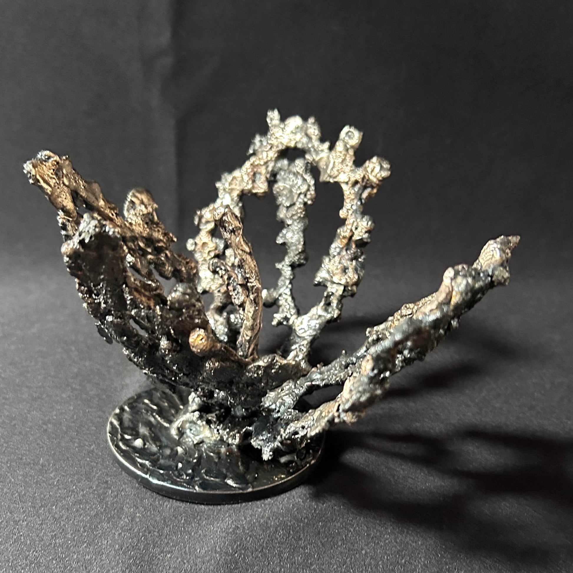 Cette œuvre unique de Philippe Buil, réalisée en dentelle de métal, capture la délicatesse et la force d’une fleur épanouie.