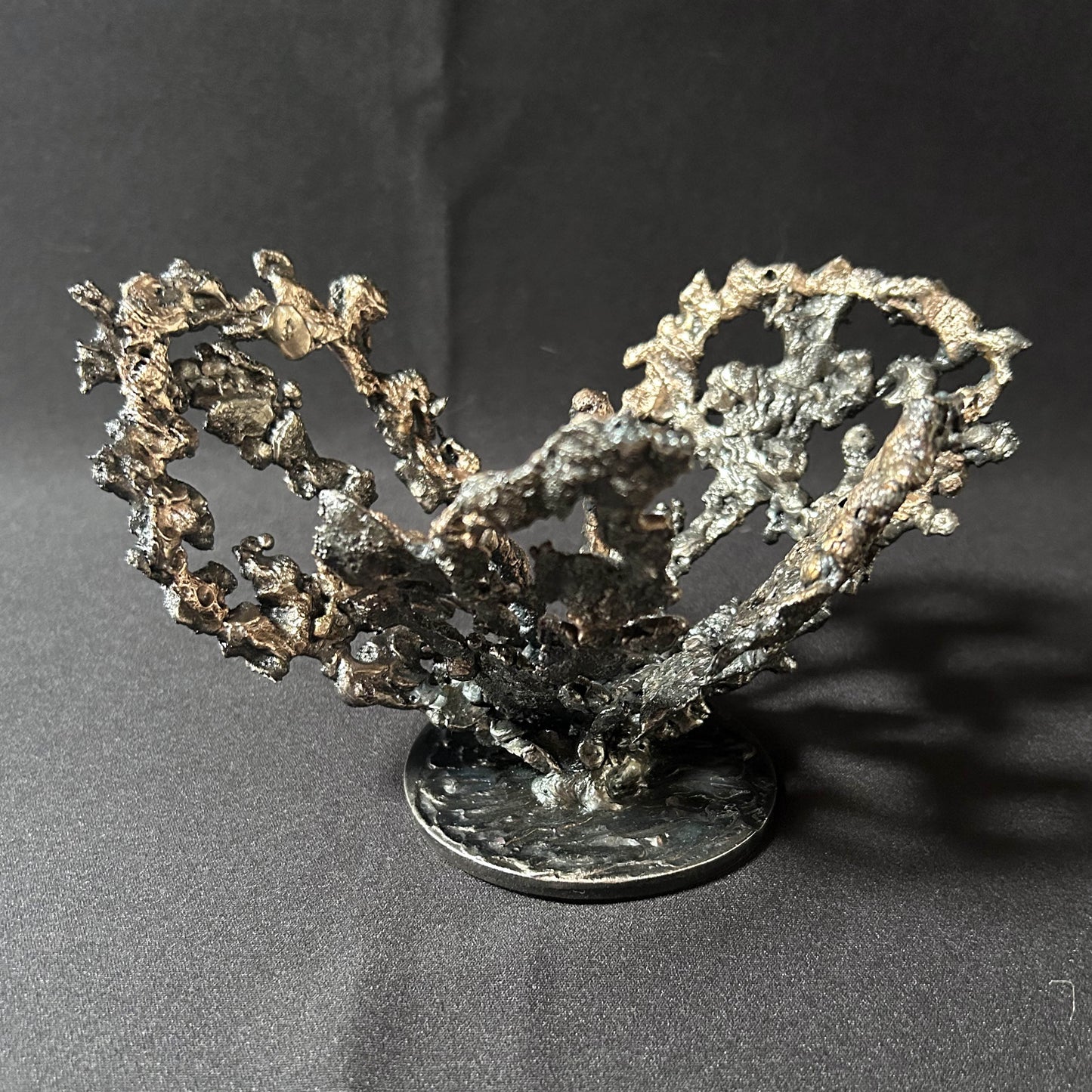 Cette œuvre unique de Philippe Buil, réalisée en dentelle de métal, capture la délicatesse et la force d’une fleur épanouie.