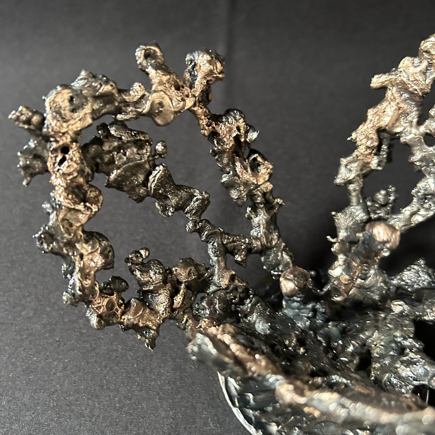 Cette œuvre unique de Philippe Buil, réalisée en dentelle de métal, capture la délicatesse et la force d’une fleur épanouie.