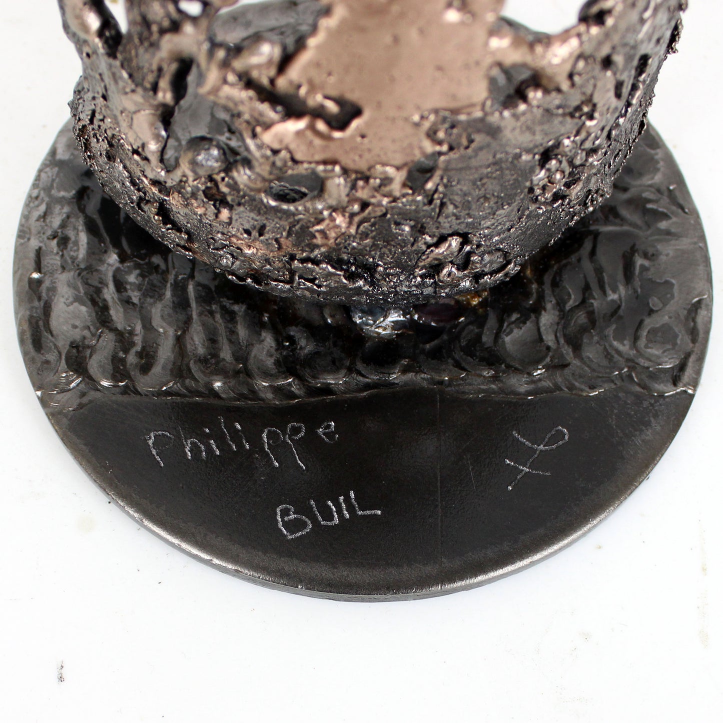 Sculpture de Philippe Buil représentant une bouteille de champagne en dentelle de métal : acier et bronze