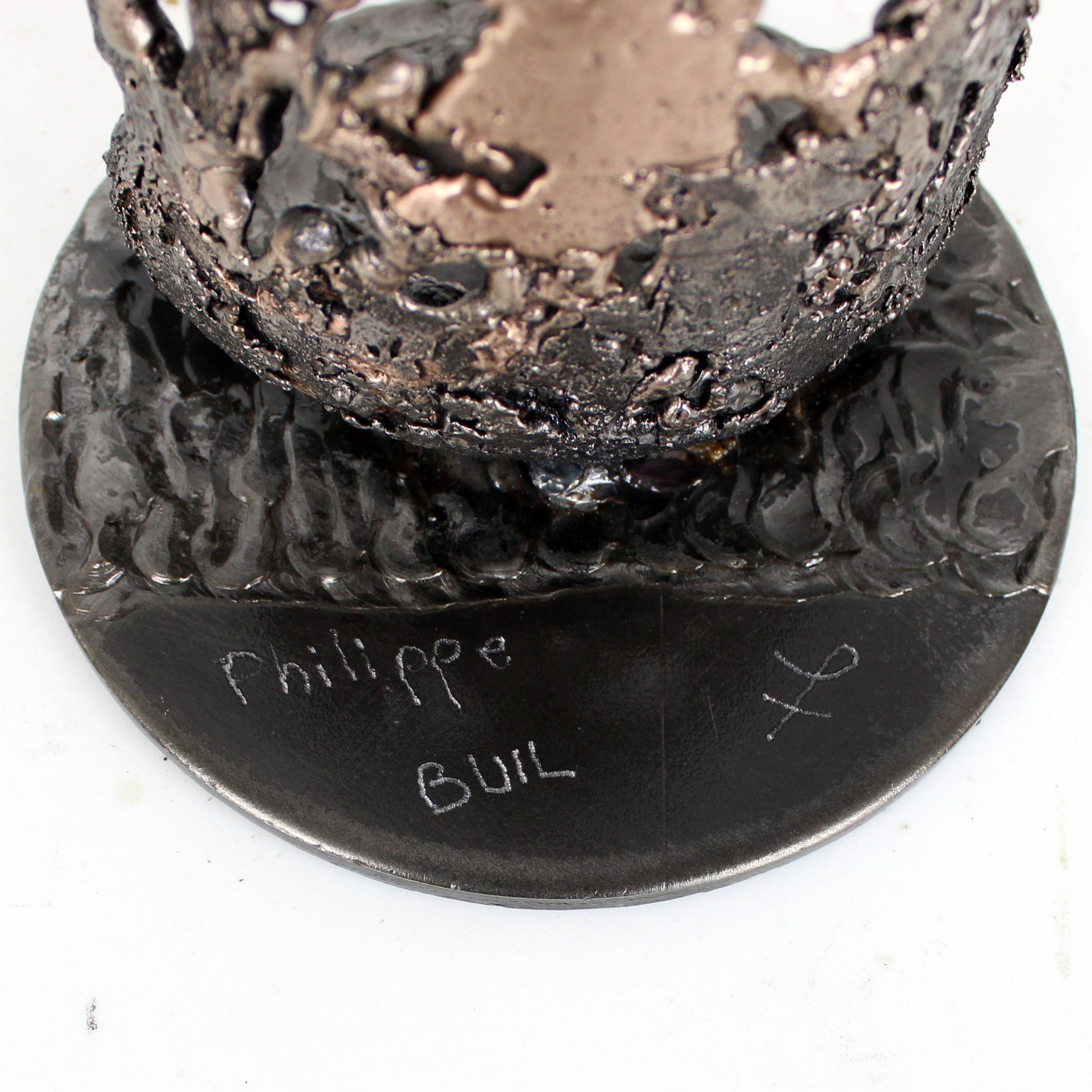 Sculpture de Philippe Buil représentant une bouteille de champagne en dentelle de métal : acier et bronze