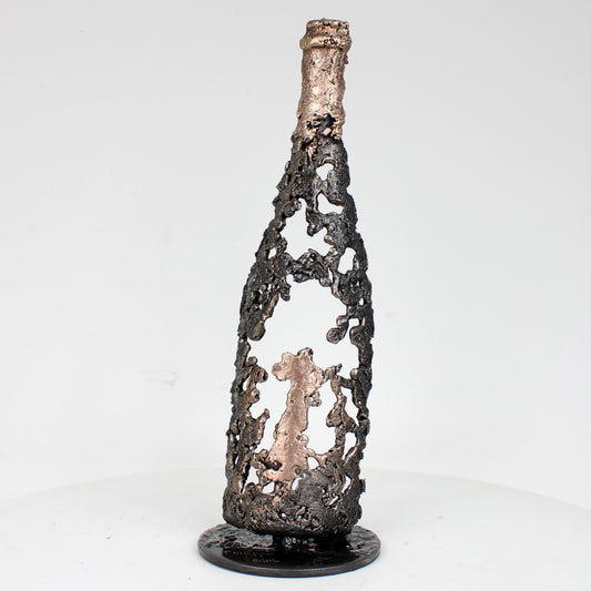 Sculpture de Philippe Buil représentant une bouteille de champagne en dentelle de métal : acier et bronze