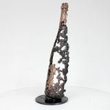 Sculpture de Philippe Buil représentant une bouteille de champagne en dentelle de métal : acier et bronze