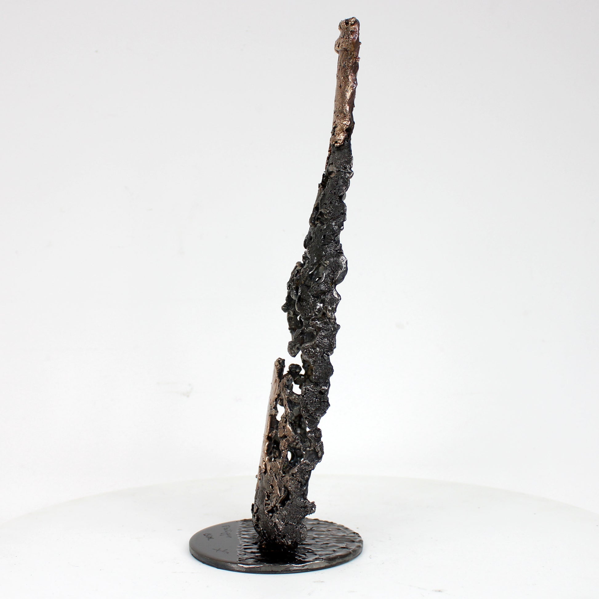 Sculpture de Philippe Buil représentant une bouteille de champagne en dentelle de métal : acier et bronze