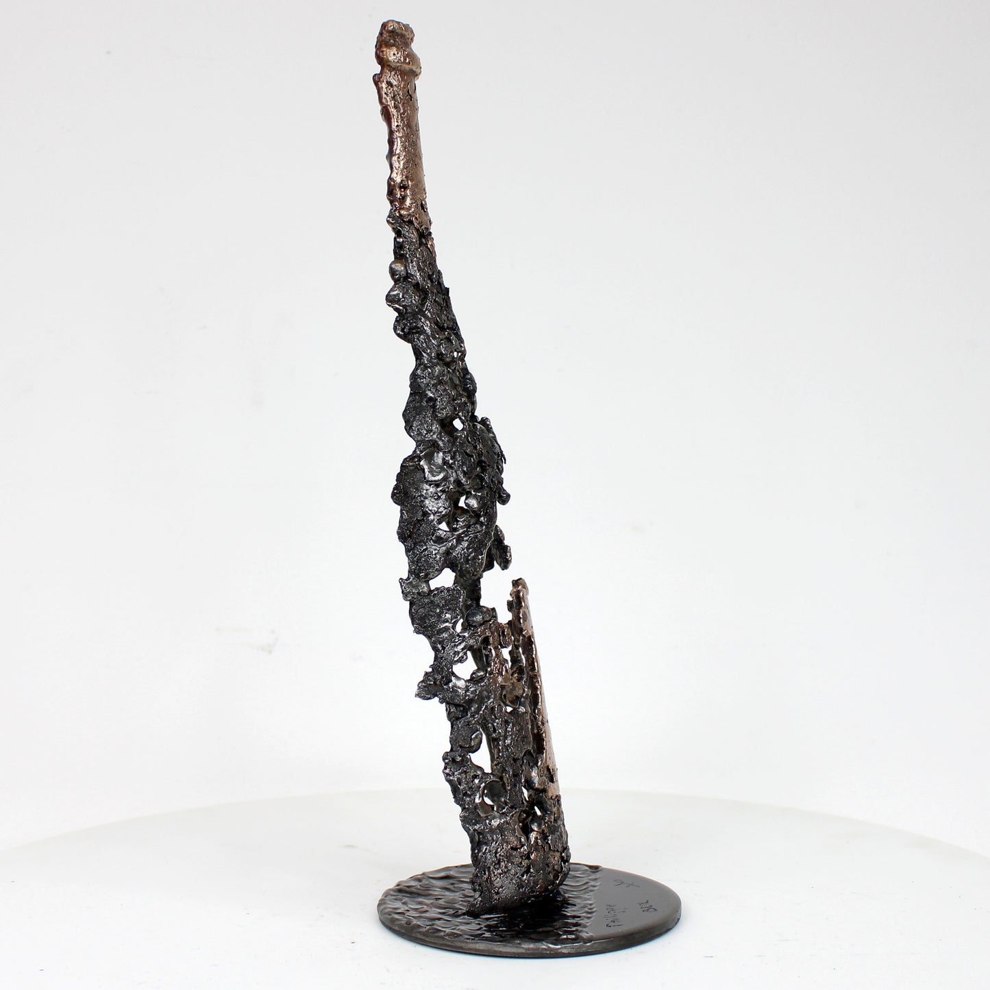 Sculpture de Philippe Buil représentant une bouteille de champagne en dentelle de métal : acier et bronze