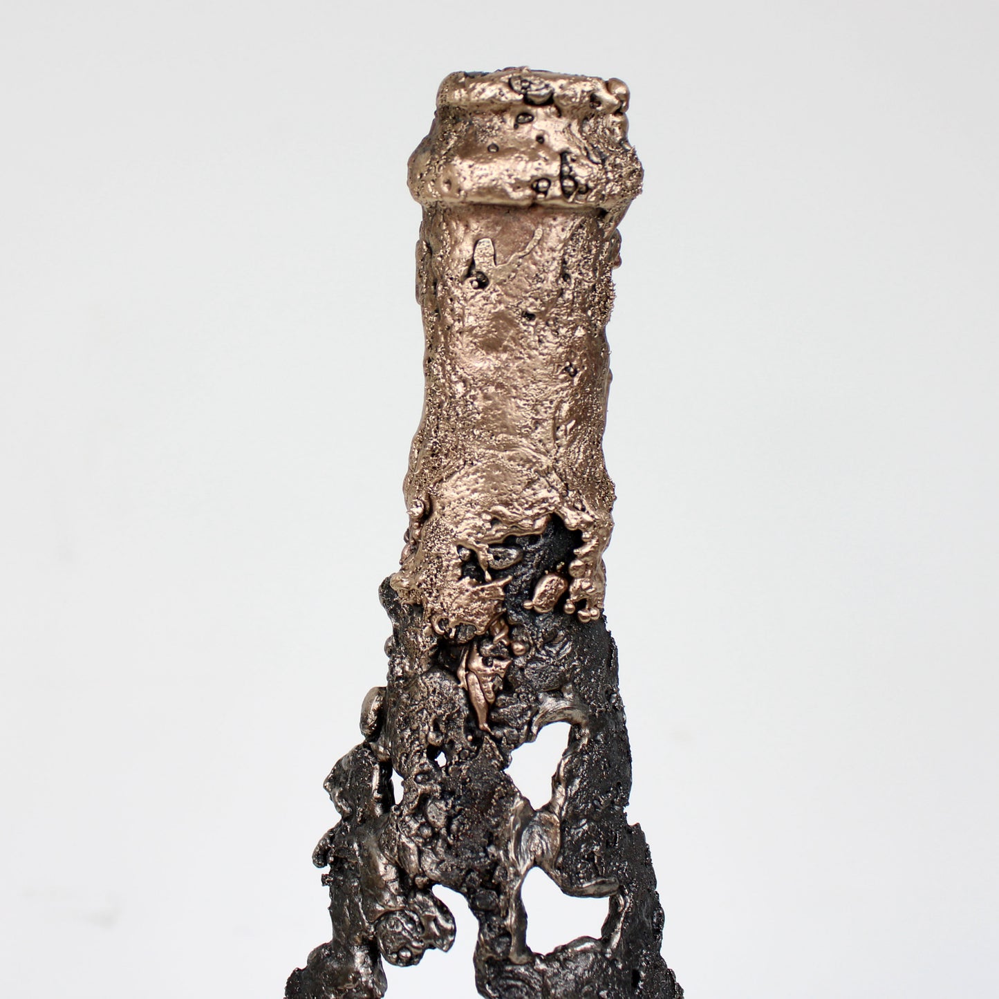 Sculpture de Philippe Buil représentant une bouteille de champagne en dentelle de métal : acier et bronze