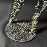 Sculpture de Philippe Buil représentant un papillon en dentelle de métal, symbole de légèreté et de transformation.