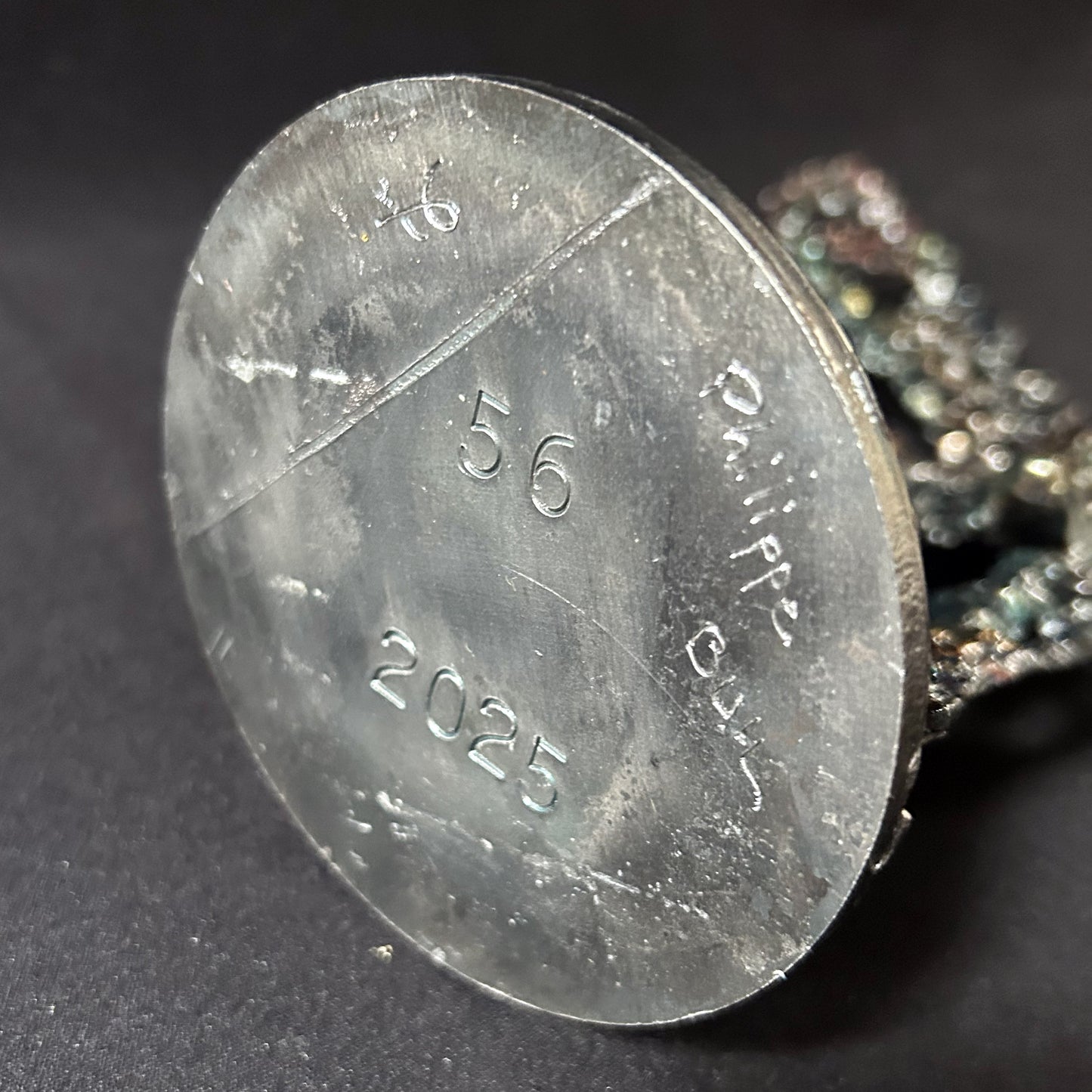 Sculpture de Philippe Buil représentant un papillon en dentelle de métal, symbole de légèreté et de transformation.