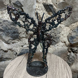 Sculpture de Philippe Buil représentant un papillon en dentelle de métal, symbole de légèreté et de transformation.