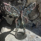 Sculpture de Philippe Buil représentant un papillon en dentelle de métal, symbole de légèreté et de transformation.