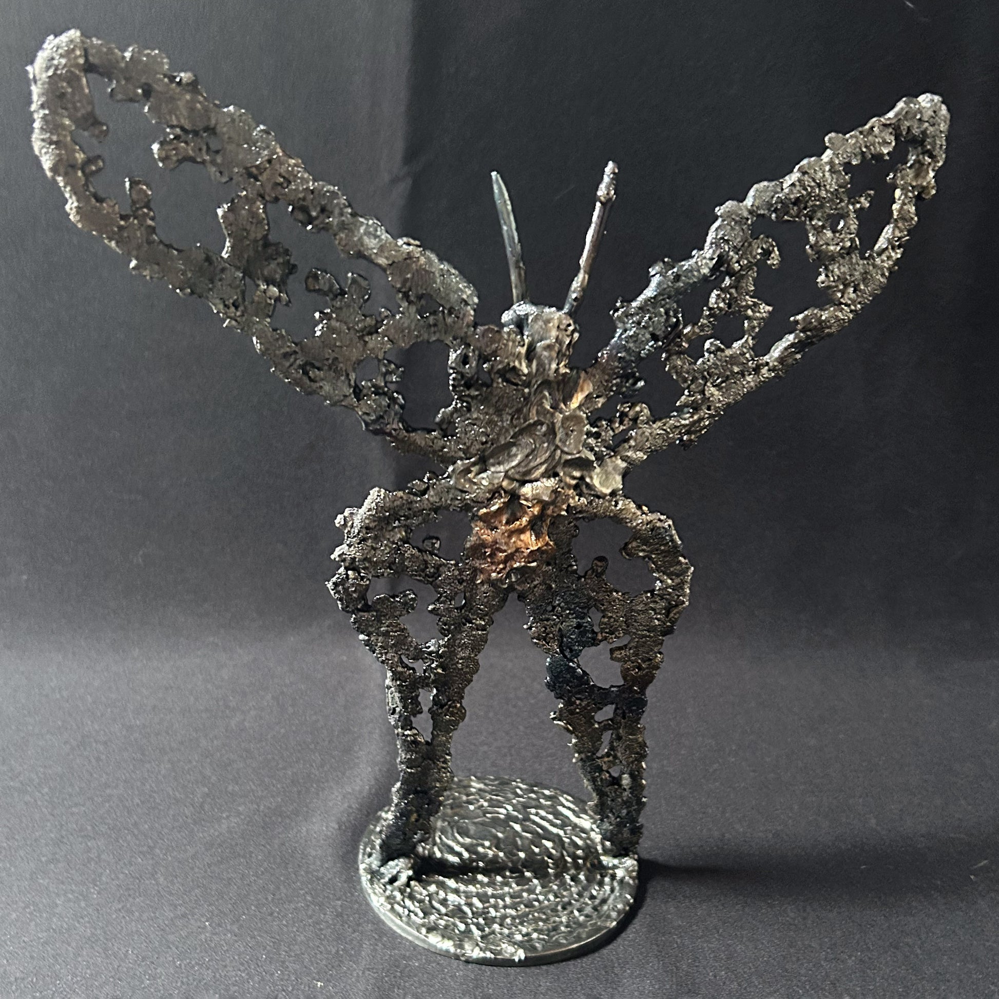 Sculpture de Philippe Buil représentant un papillon en dentelle de métal, symbole de légèreté et de transformation.