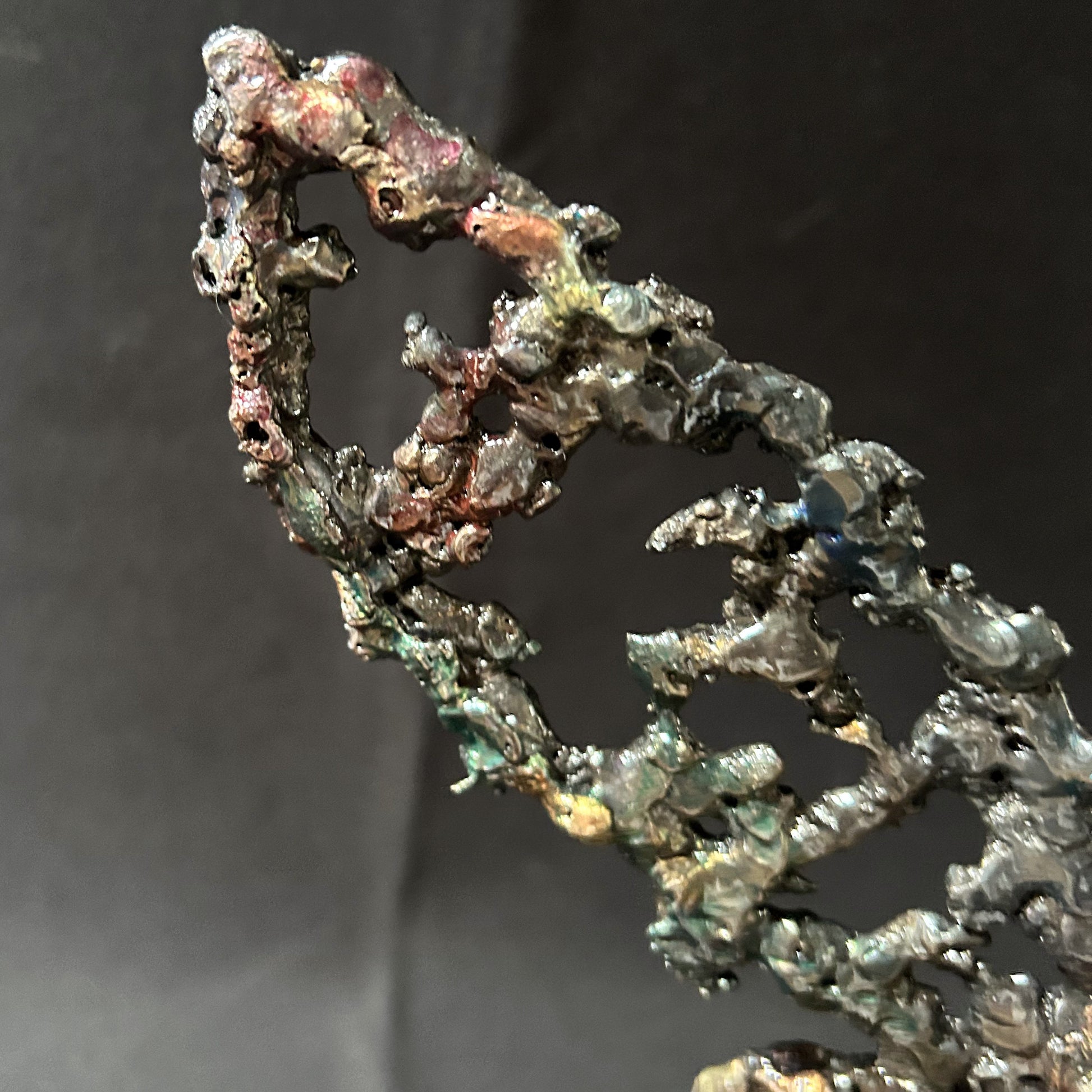 Sculpture de Philippe Buil représentant un papillon en dentelle de métal, symbole de légèreté et de transformation.