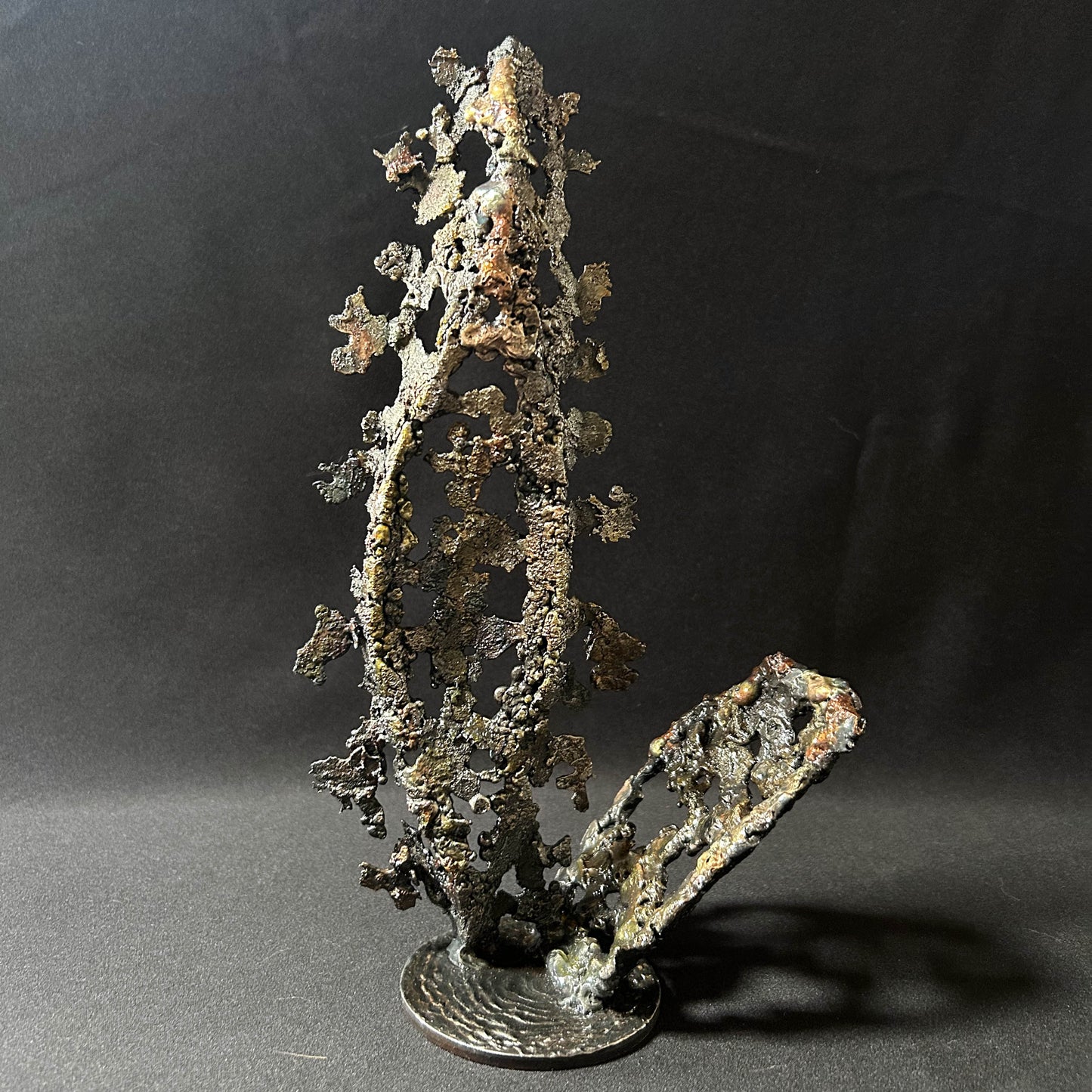 Cette sculpture abstraite de Philippe Buil évoque la légèreté d'une dentelle figée dans le métal.