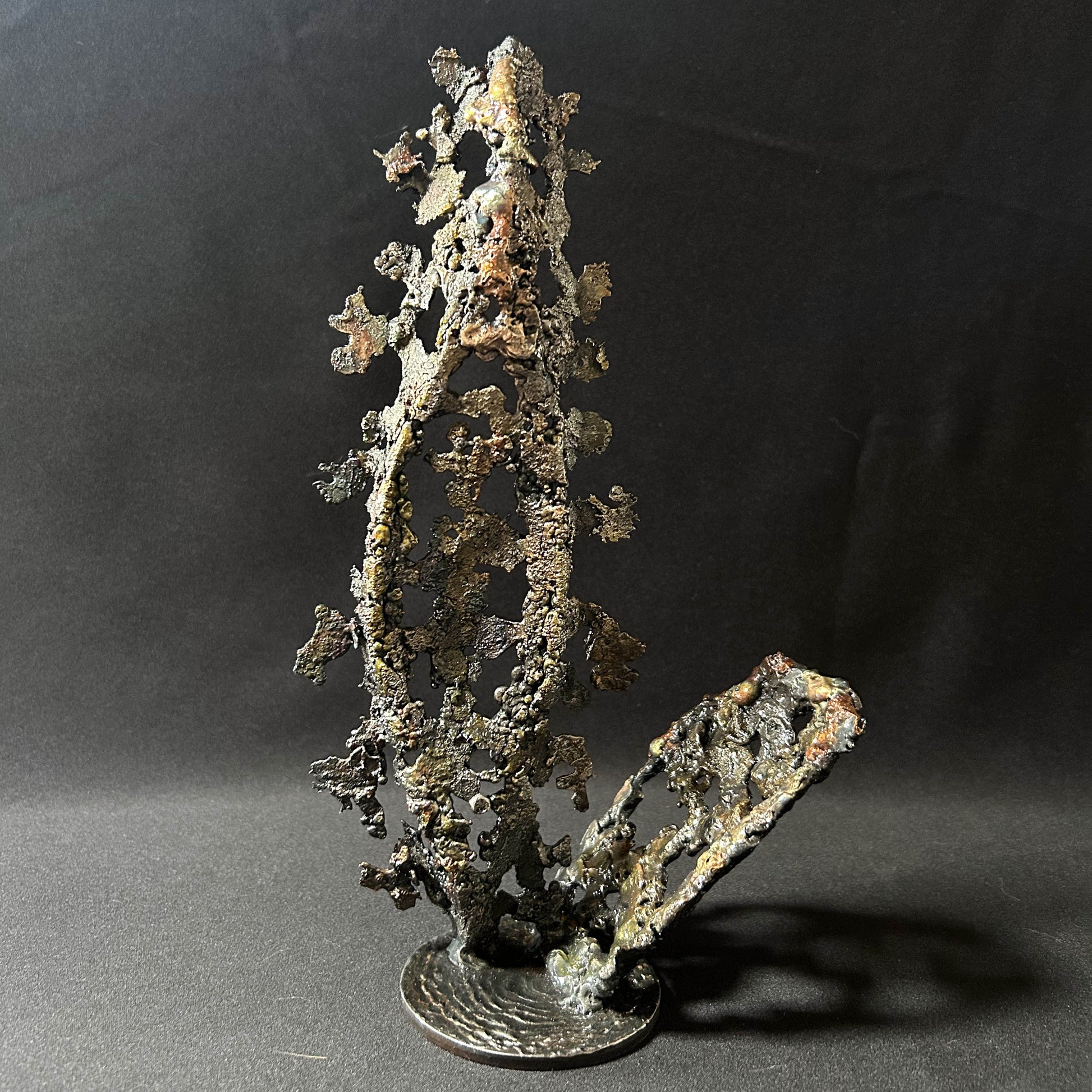 Cette sculpture abstraite de Philippe Buil évoque la légèreté d'une dentelle figée dans le métal.