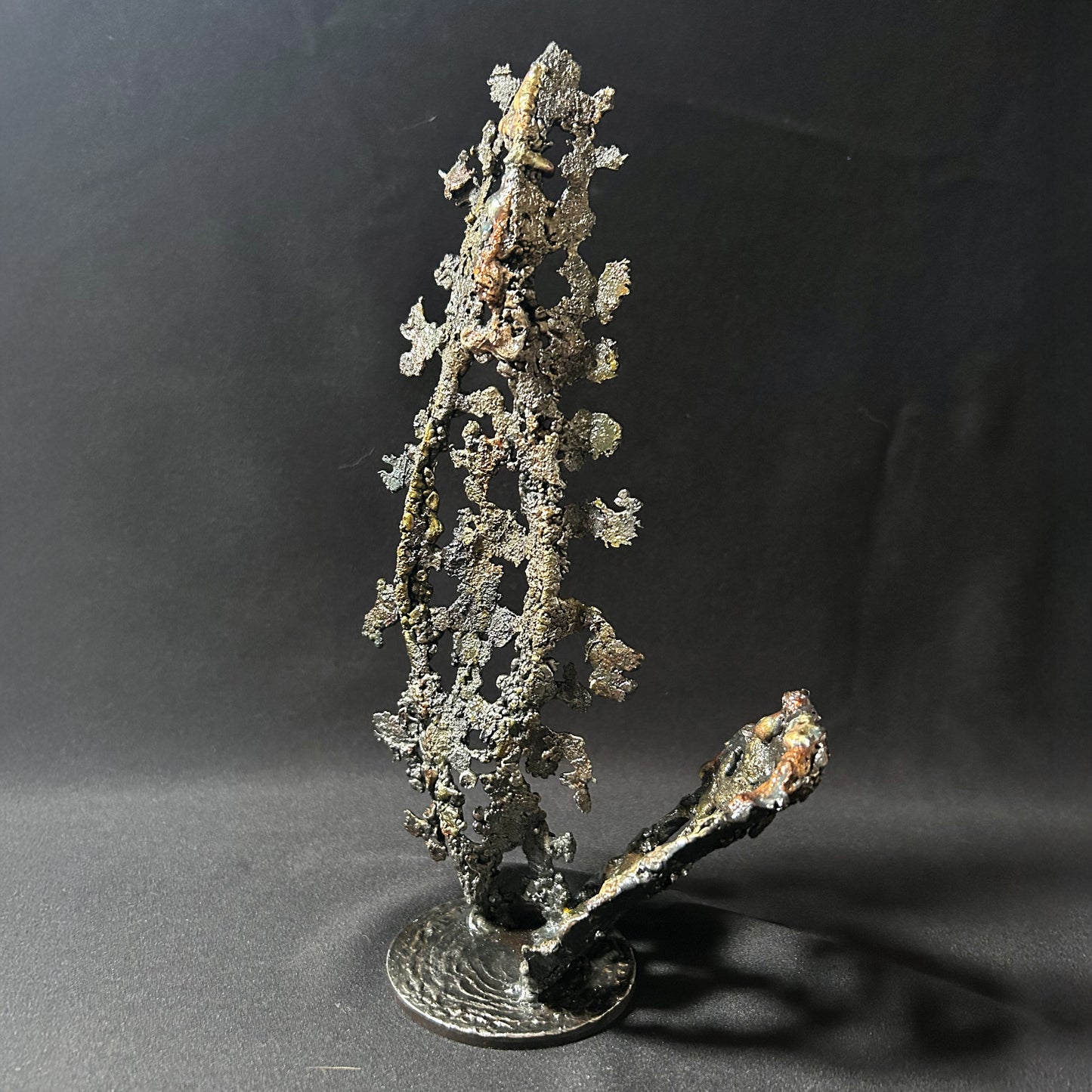 Cette sculpture abstraite de Philippe Buil évoque la légèreté d'une dentelle figée dans le métal.