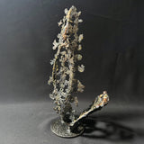 Cette sculpture abstraite de Philippe Buil évoque la légèreté d'une dentelle figée dans le métal.