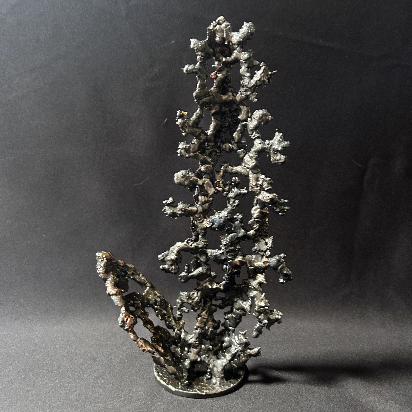 Cette sculpture abstraite de Philippe Buil évoque la légèreté d'une dentelle figée dans le métal.