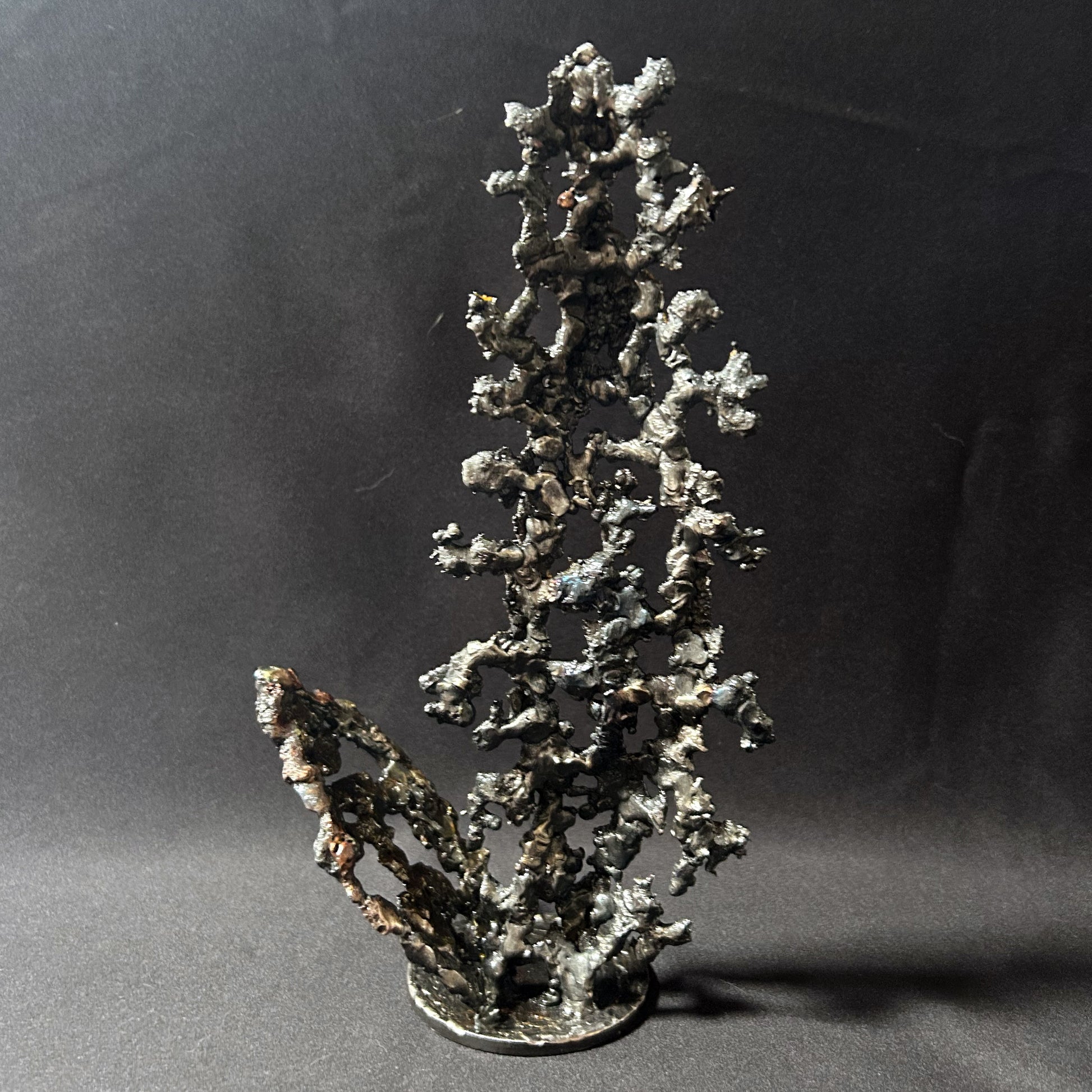 Cette sculpture abstraite de Philippe Buil évoque la légèreté d'une dentelle figée dans le métal.