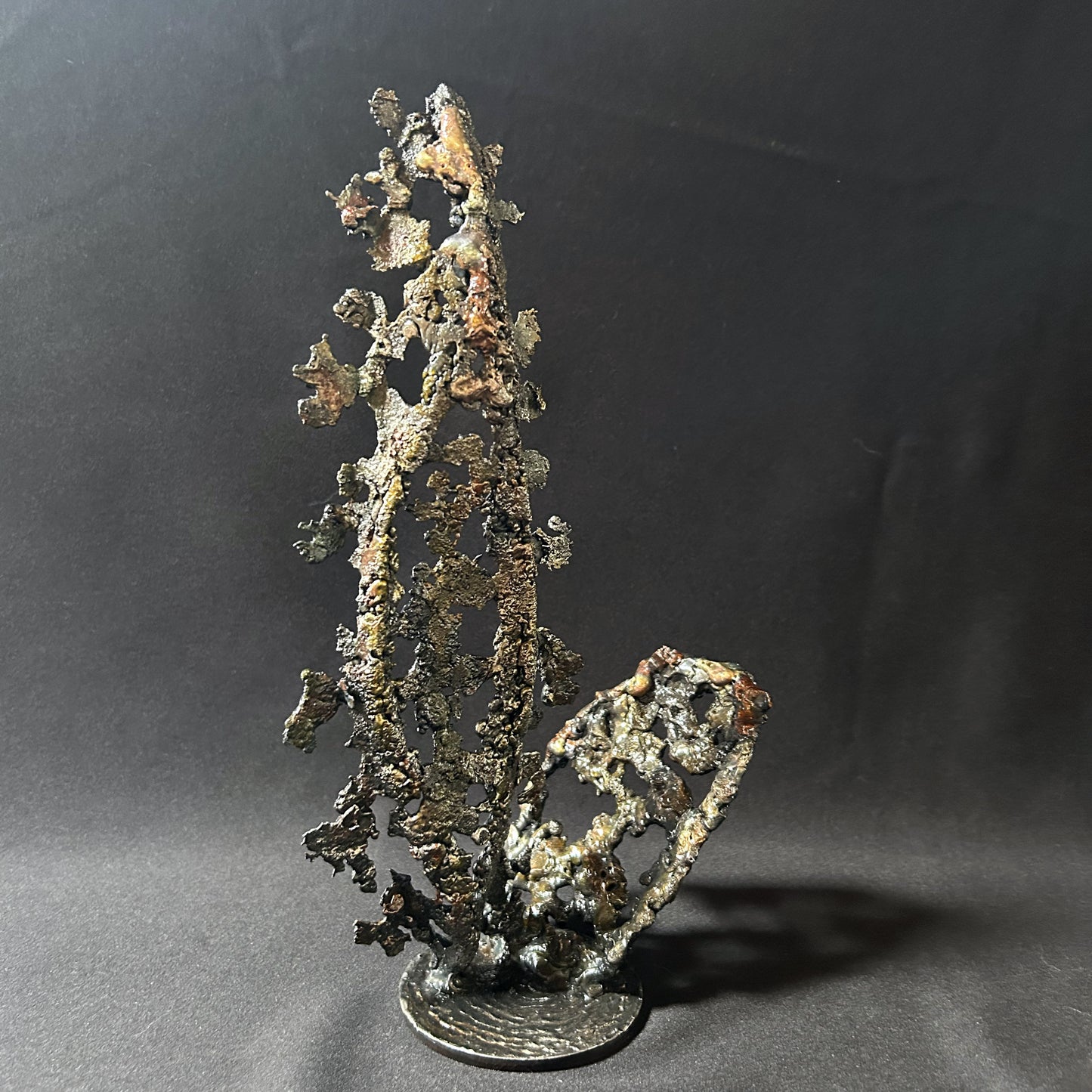 Cette sculpture abstraite de Philippe Buil évoque la légèreté d'une dentelle figée dans le métal.