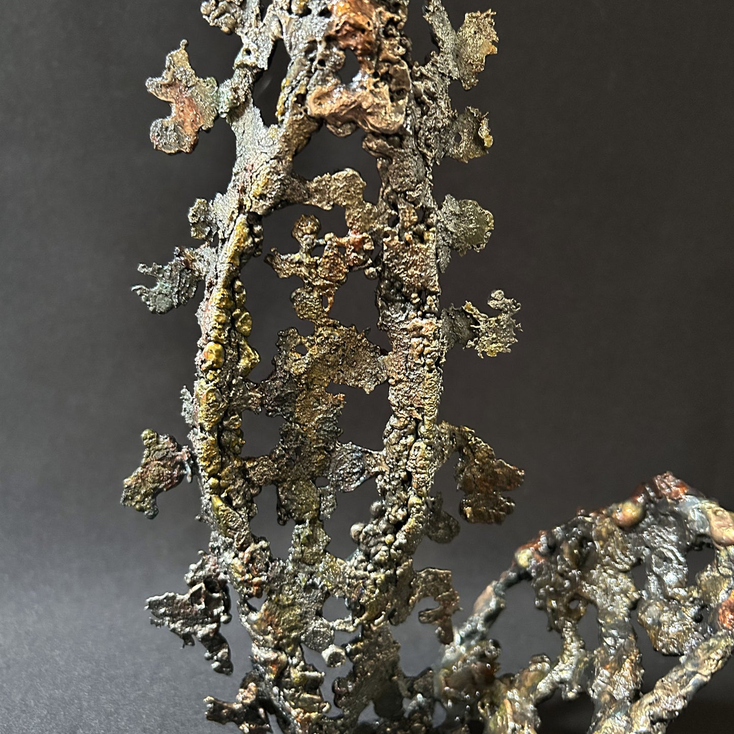 Cette sculpture abstraite de Philippe Buil évoque la légèreté d'une dentelle figée dans le métal.