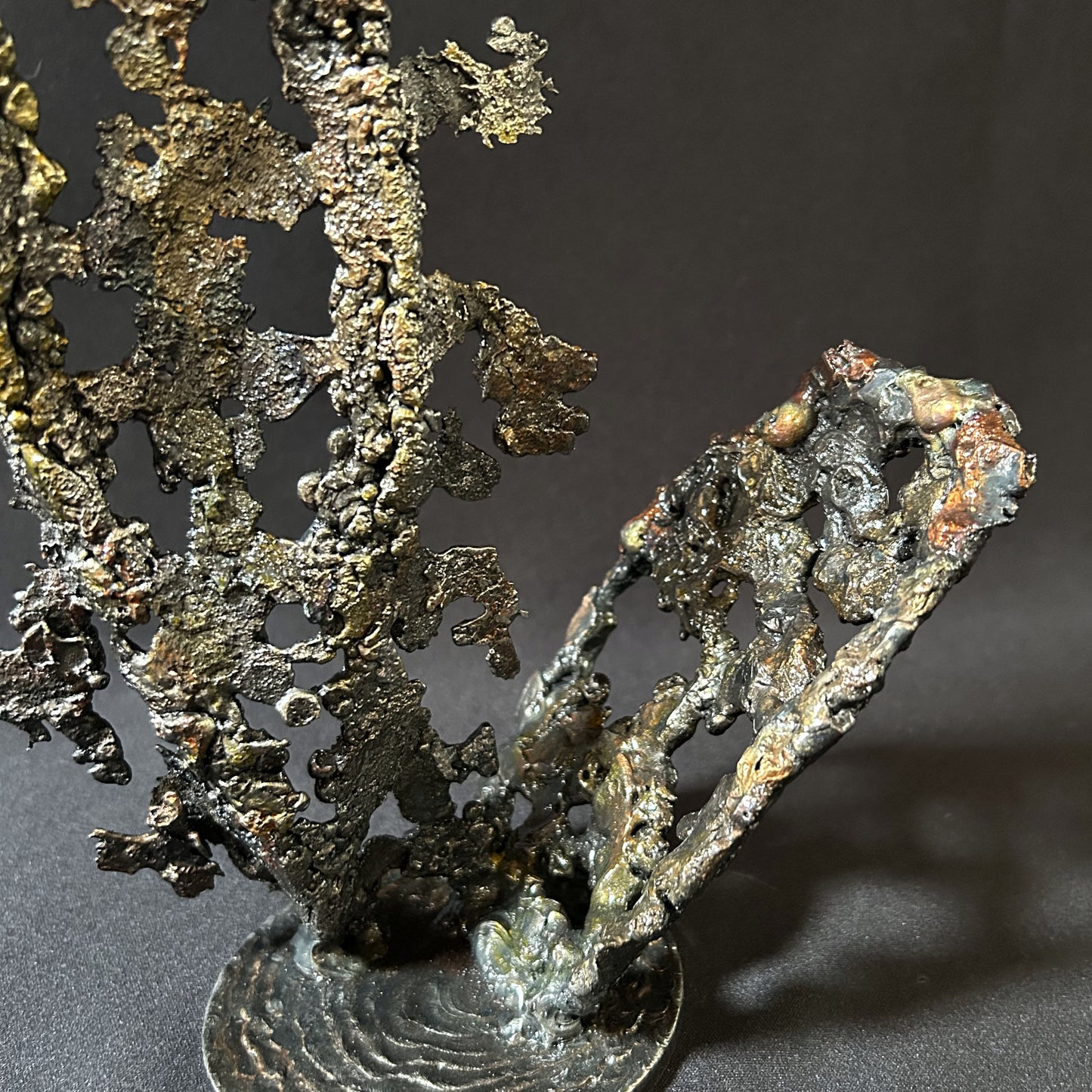 Cette sculpture abstraite de Philippe Buil évoque la légèreté d'une dentelle figée dans le métal.