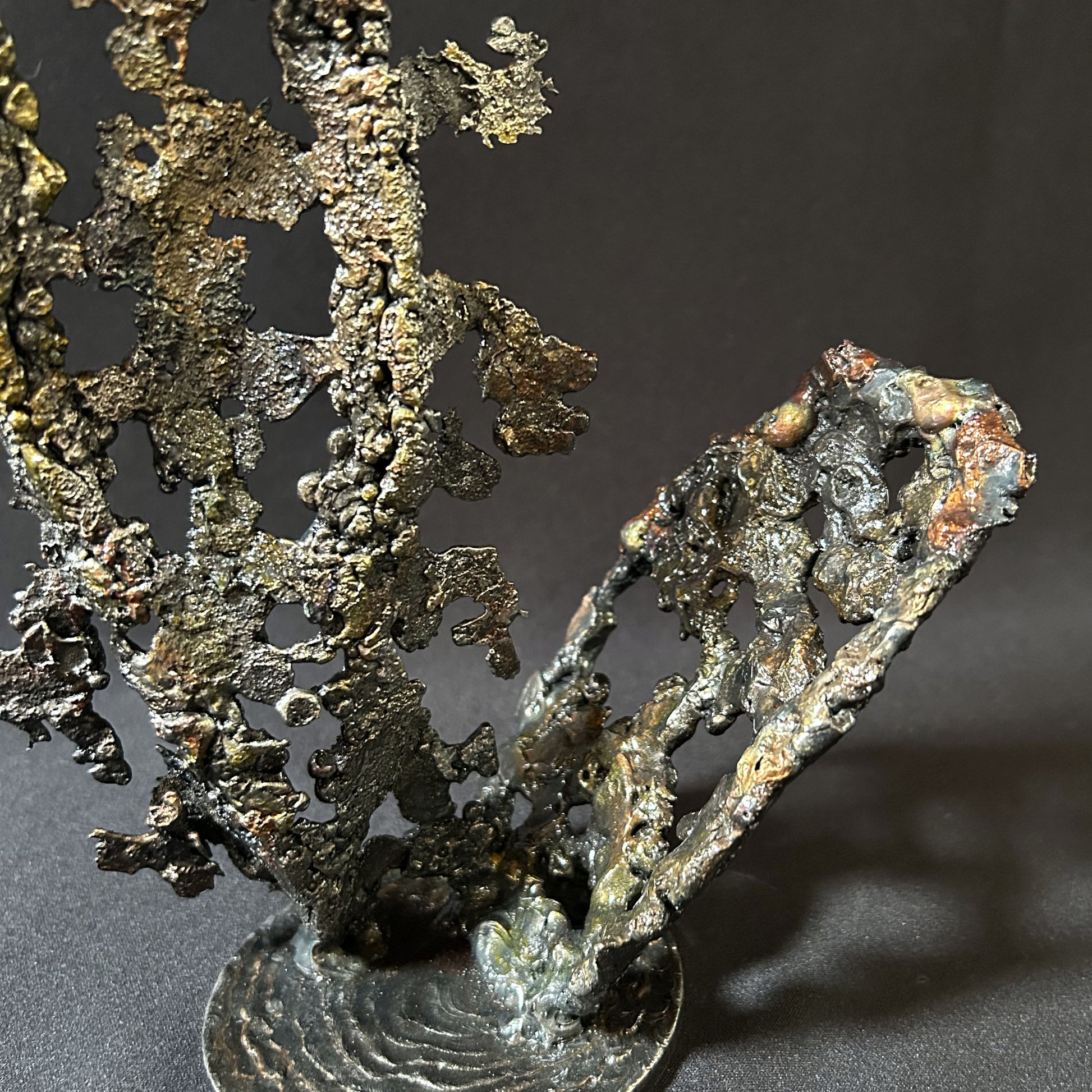 Cette sculpture abstraite de Philippe Buil évoque la légèreté d'une dentelle figée dans le métal.