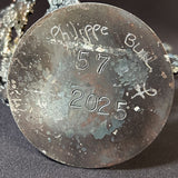 Cette sculpture abstraite de Philippe Buil évoque la légèreté d'une dentelle figée dans le métal.