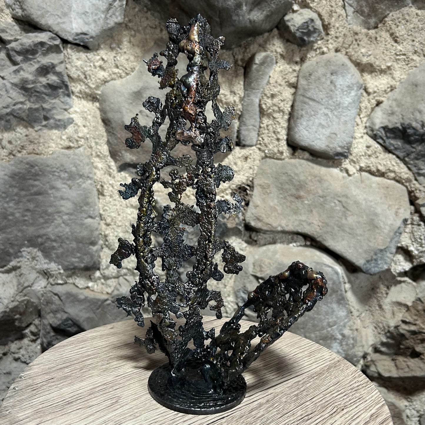 Cette sculpture abstraite de Philippe Buil évoque la légèreté d'une dentelle figée dans le métal.