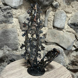 Cette sculpture abstraite de Philippe Buil évoque la légèreté d'une dentelle figée dans le métal.