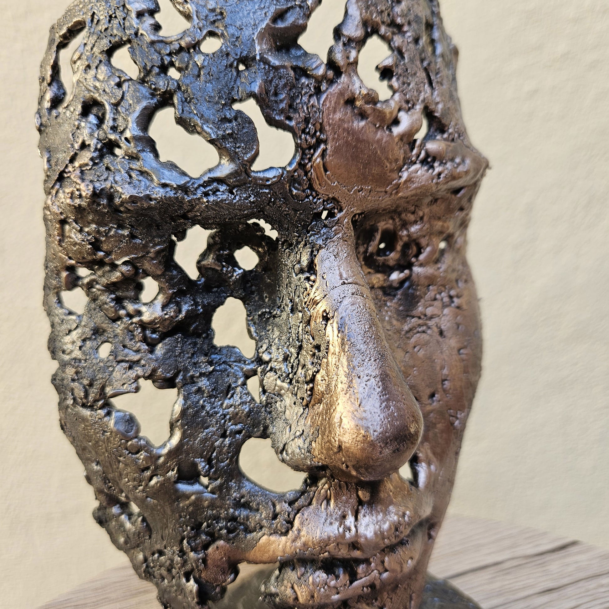 Une larme 58-23 - Sculpture visage dentelle métal acier et bronze