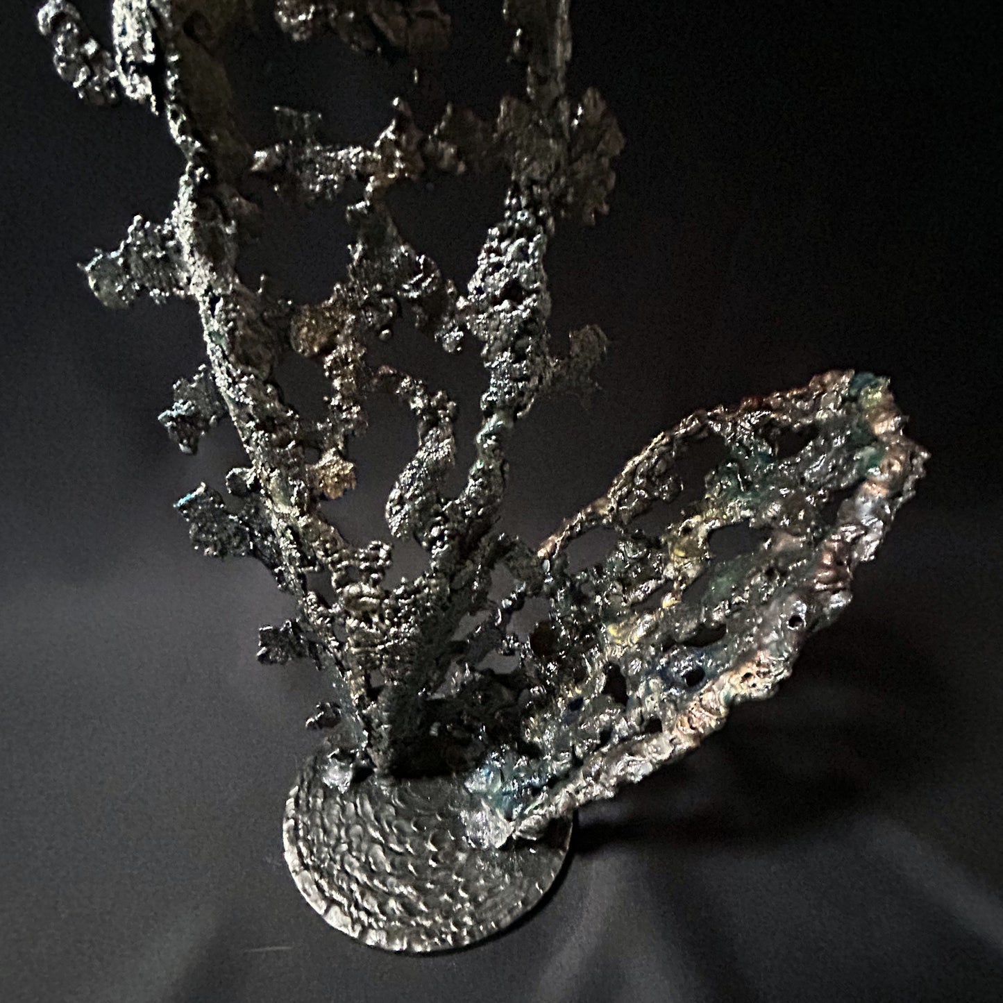 Sculpture abstraite de Philippe Buil : dentelle de métal en acier et bronze, reflets irisées et formes ajourées, œuvre unique contemporaine.