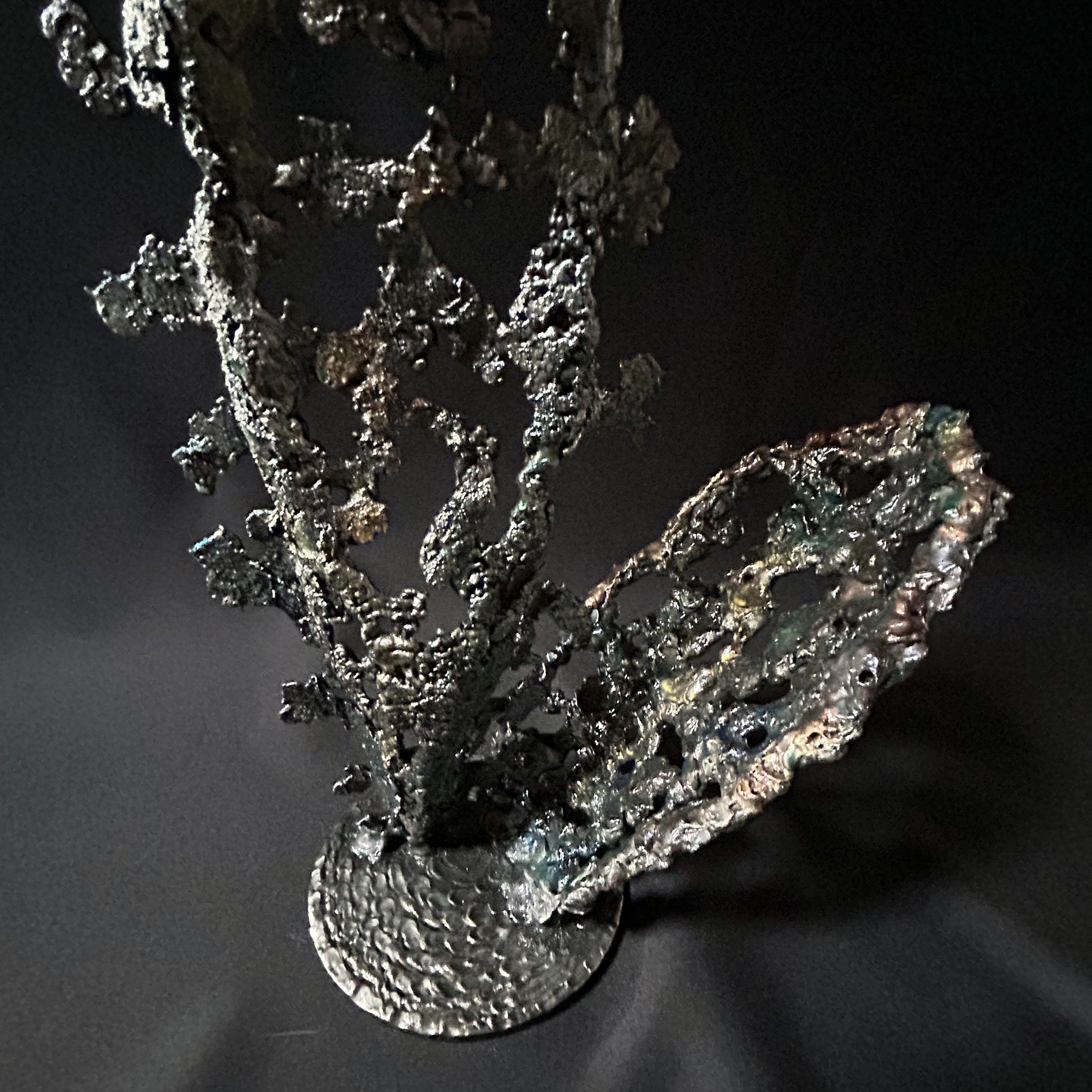 Sculpture abstraite de Philippe Buil : dentelle de métal en acier et bronze, reflets irisées et formes ajourées, œuvre unique contemporaine.