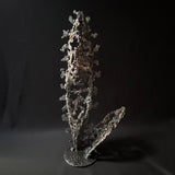 Sculpture abstraite de Philippe Buil : dentelle de métal en acier et bronze, reflets irisées et formes ajourées, œuvre unique contemporaine.