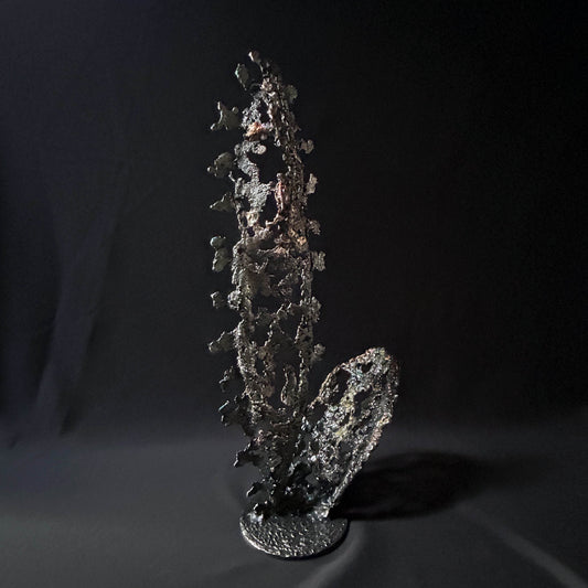 Sculpture abstraite de Philippe Buil : dentelle de métal en acier et bronze, reflets irisées et formes ajourées, œuvre unique contemporaine.