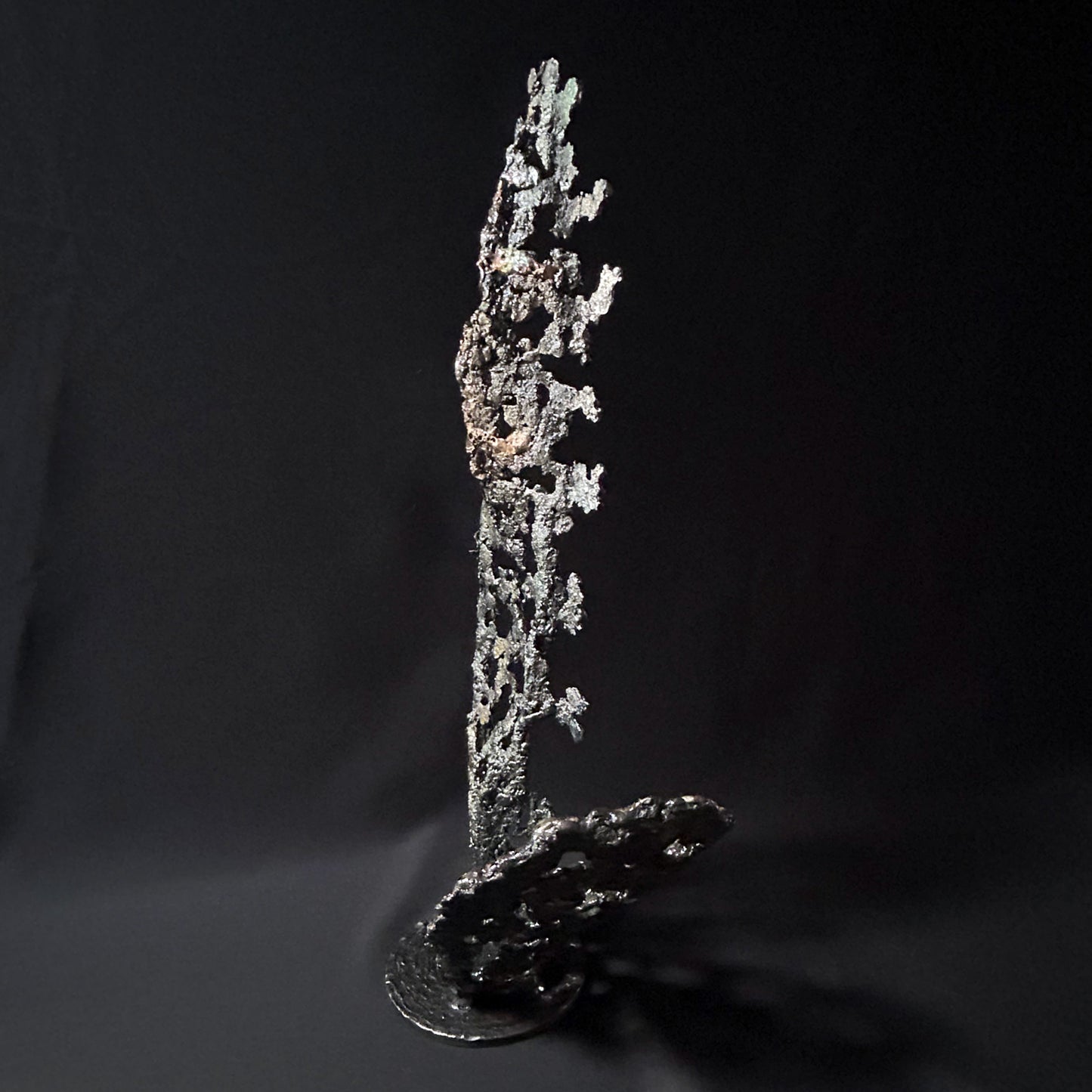 Sculpture abstraite de Philippe Buil : dentelle de métal en acier et bronze, reflets irisées et formes ajourées, œuvre unique contemporaine.