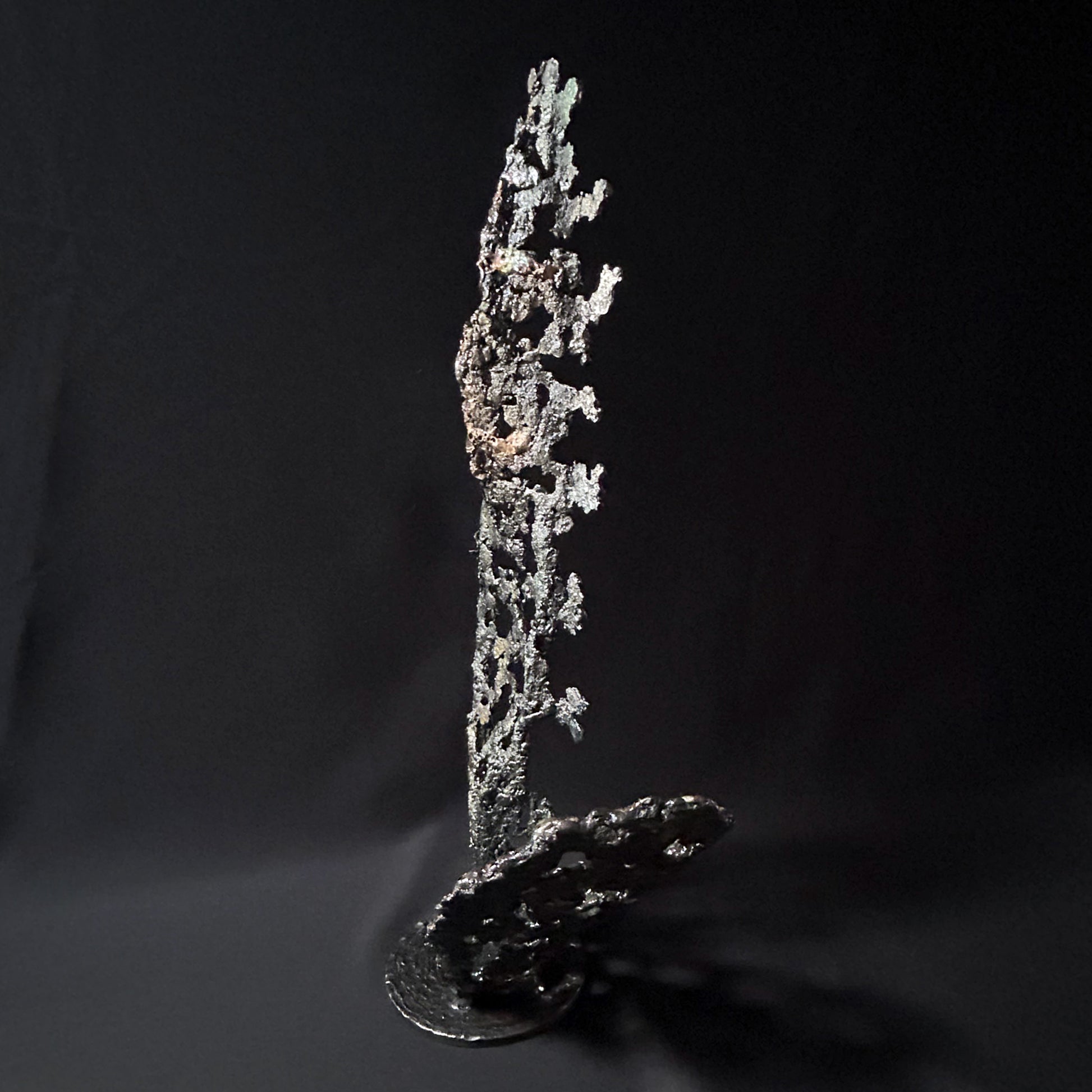 Sculpture abstraite de Philippe Buil : dentelle de métal en acier et bronze, reflets irisées et formes ajourées, œuvre unique contemporaine.